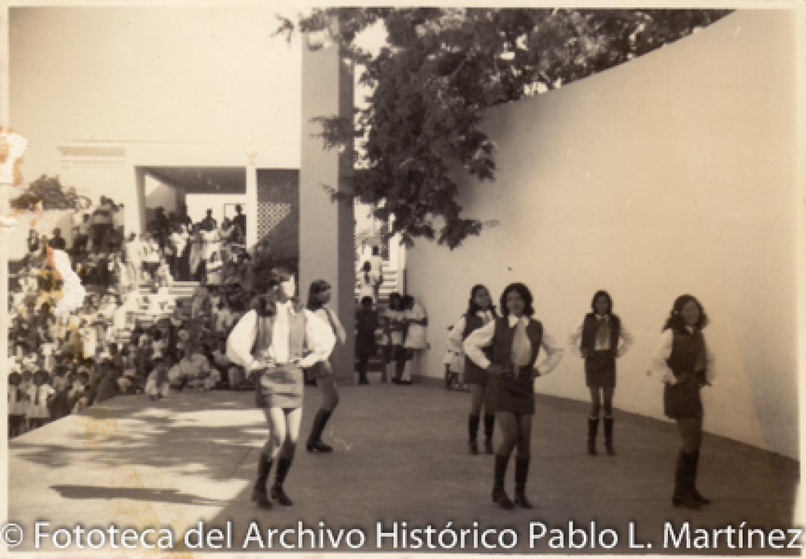Mujeres que interpretan baile típico del norte de México.