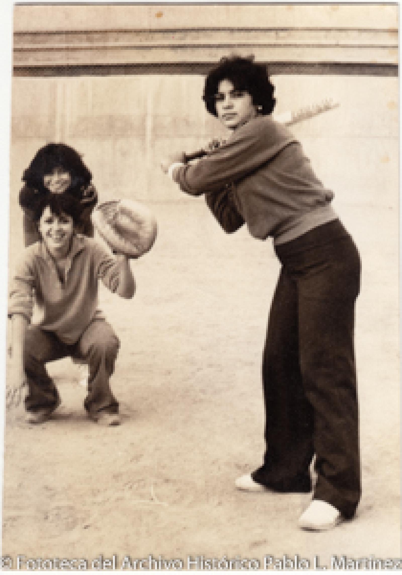 Mujeres que juegan béisbol.