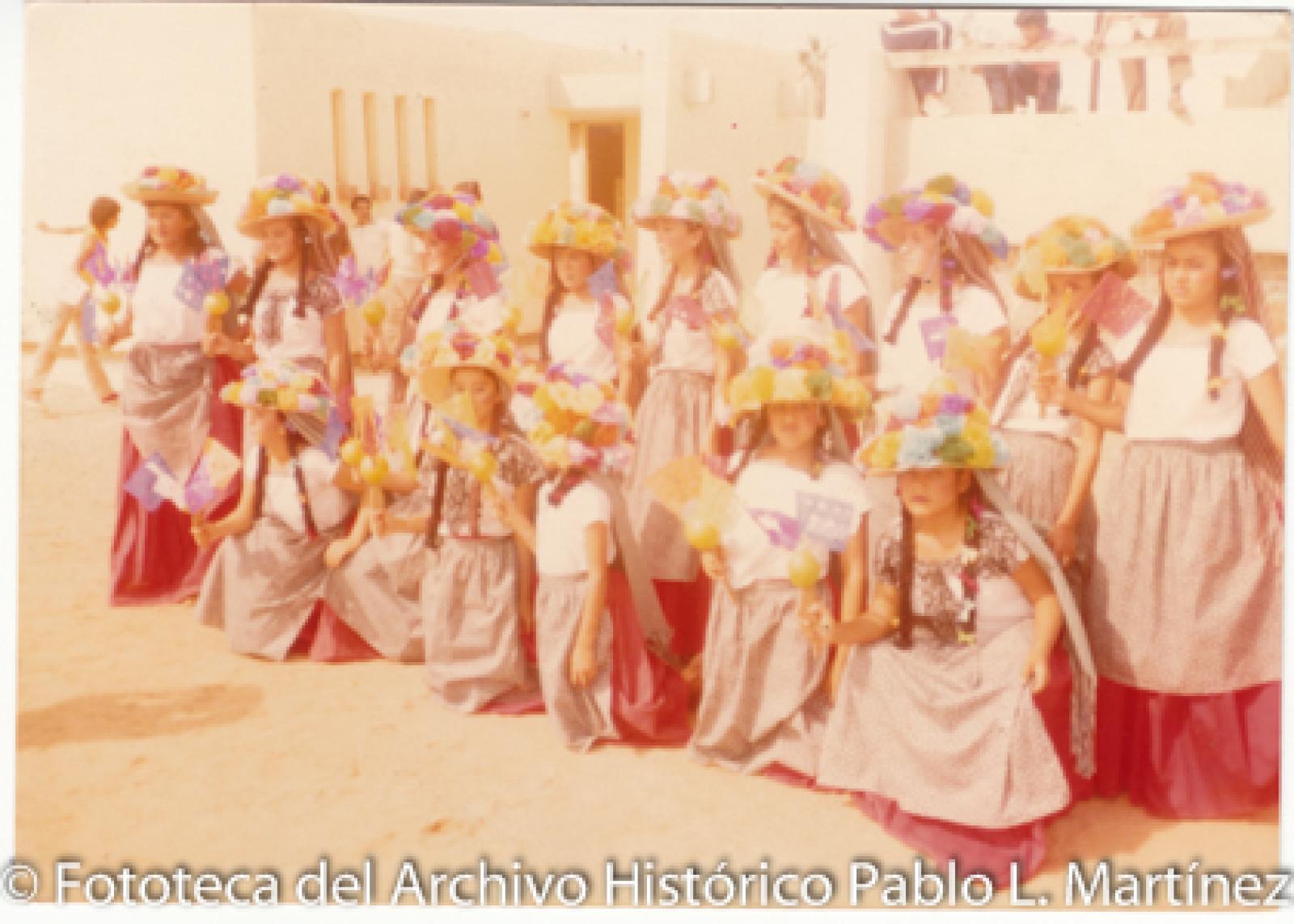 Mujeres que lucen traje purépecha