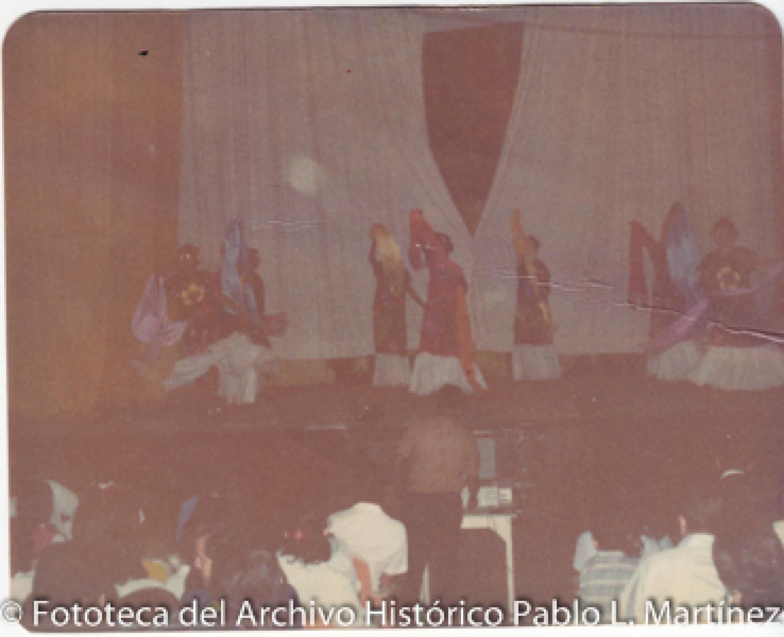 Mujeres que lucen traje típico de Oaxaca.