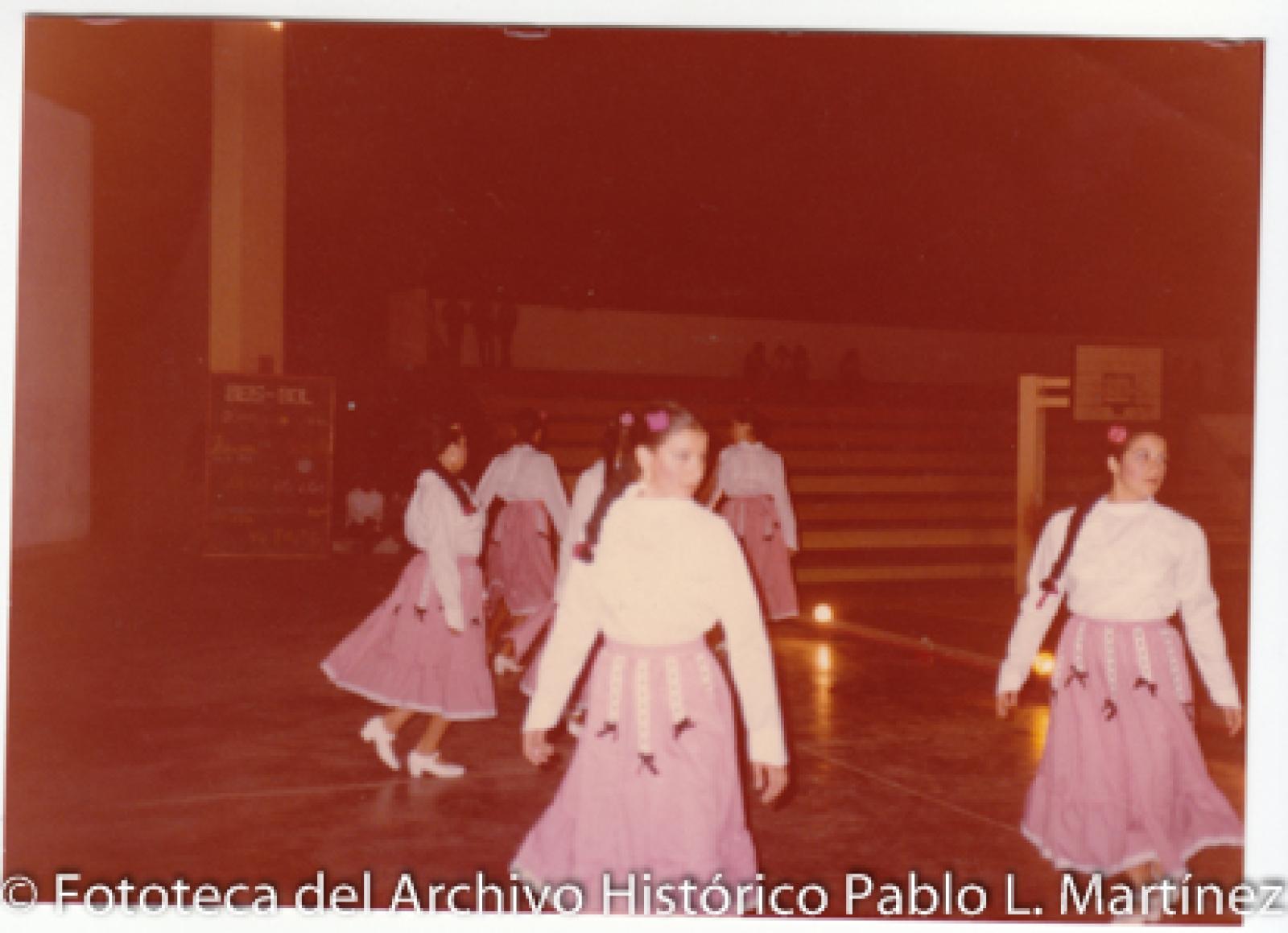 Mujeres que portan traje folklórico.