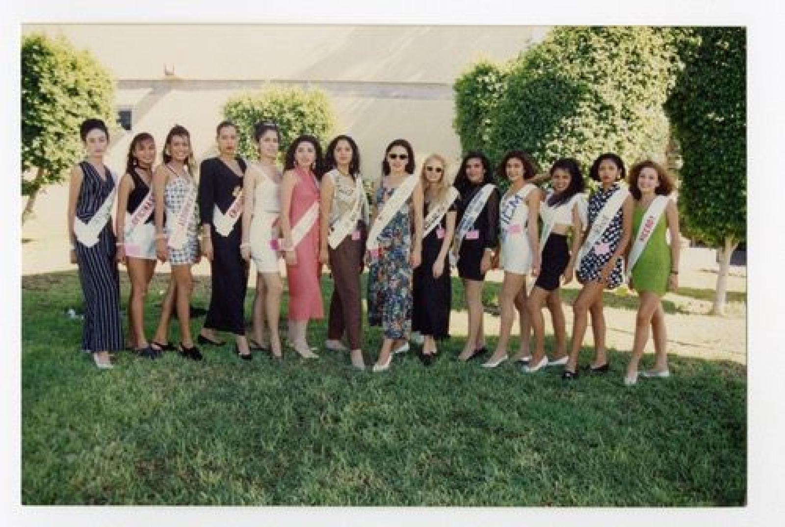 Mujeres| que posan en jardín.