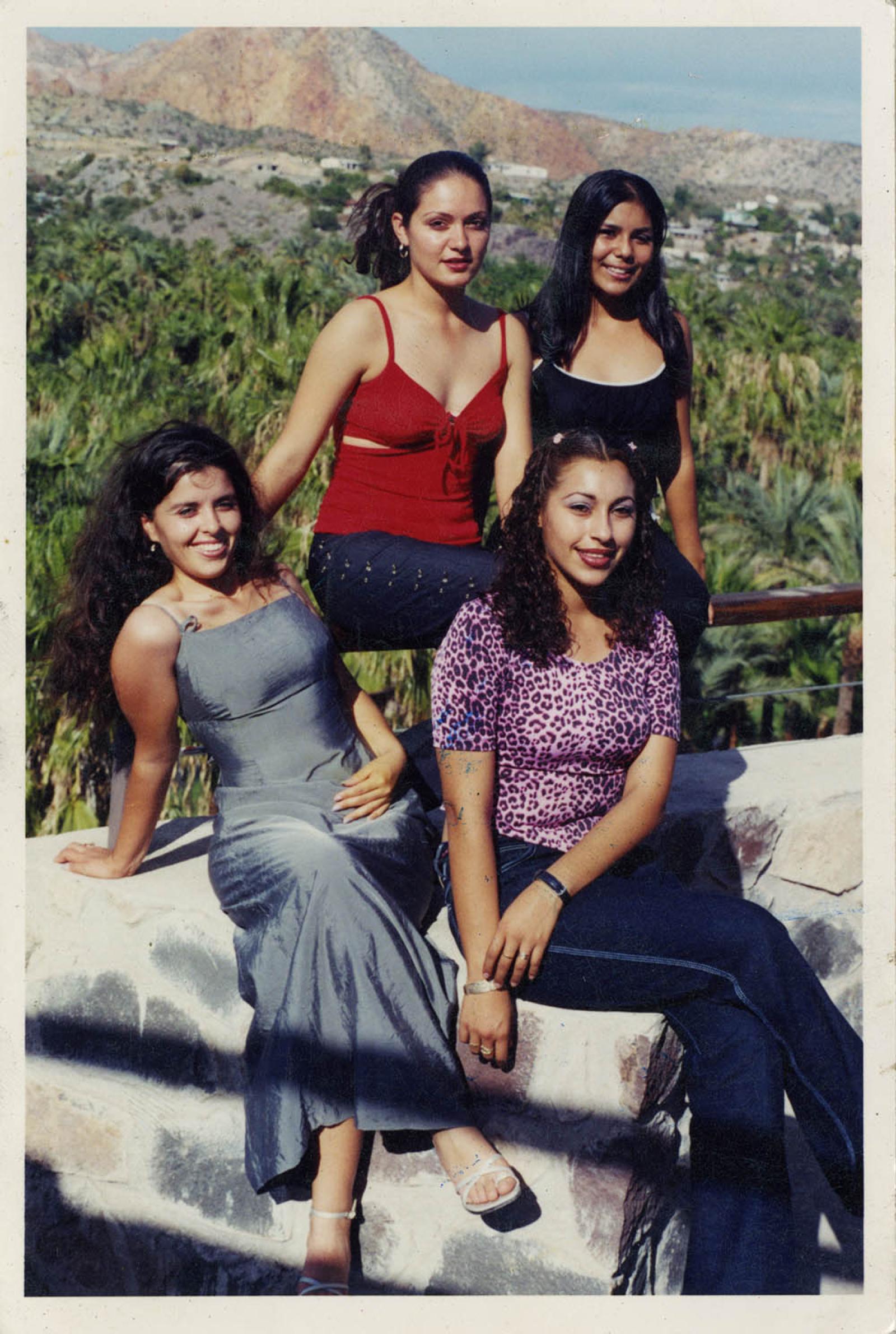 Mujeres que posan en paisaje de palmares, retrato.