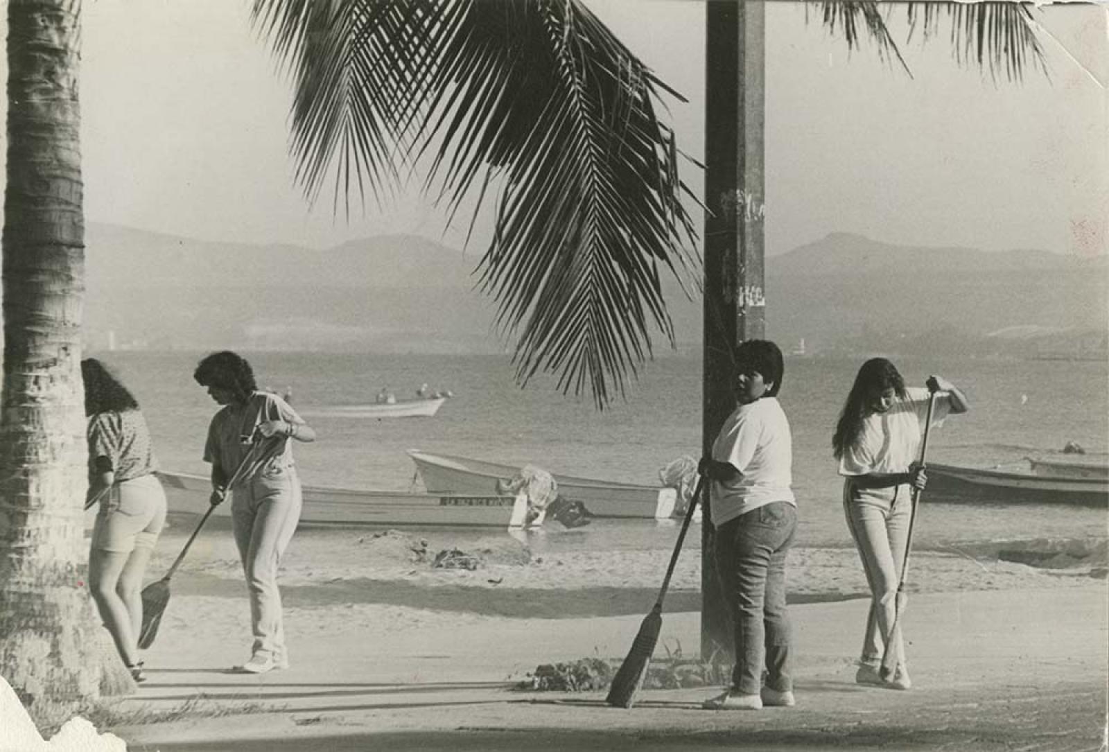Mujeres que realizan obras de limpieza, en el Malecón.