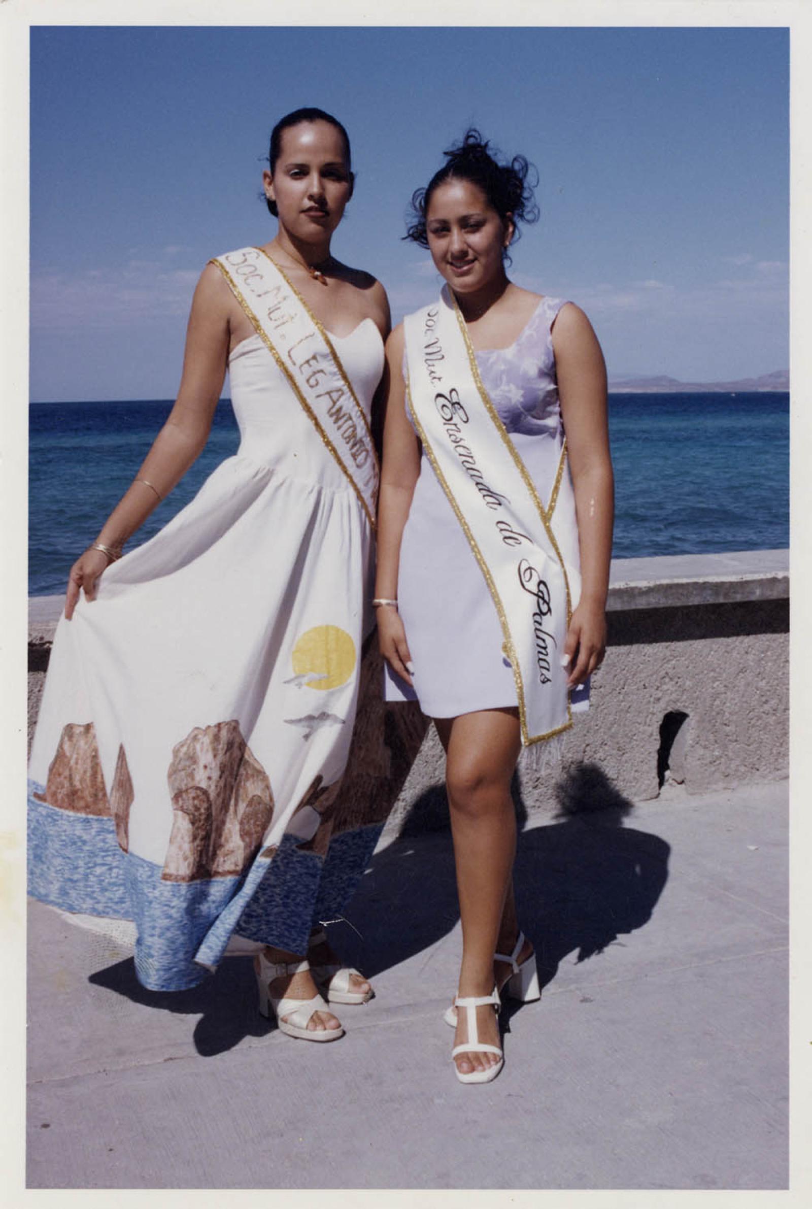 Mujeres que representan a las Sociedades Mutualistas de Ensenada de Palmas y Legación Antonio.