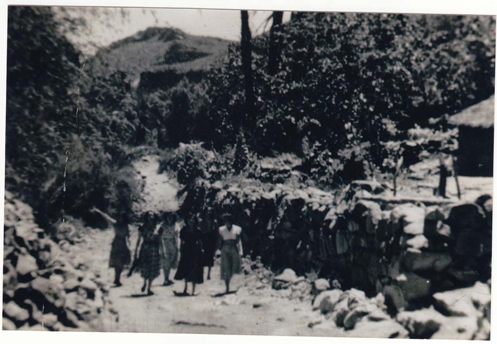 Mujeres que suben por un camino.