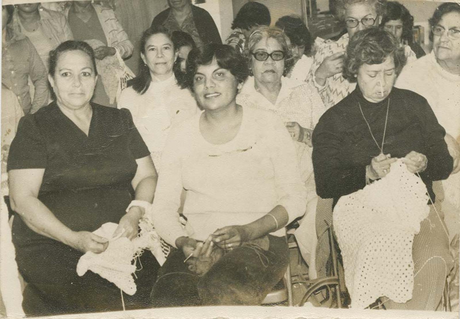 Mujeres que tejen a crochet.