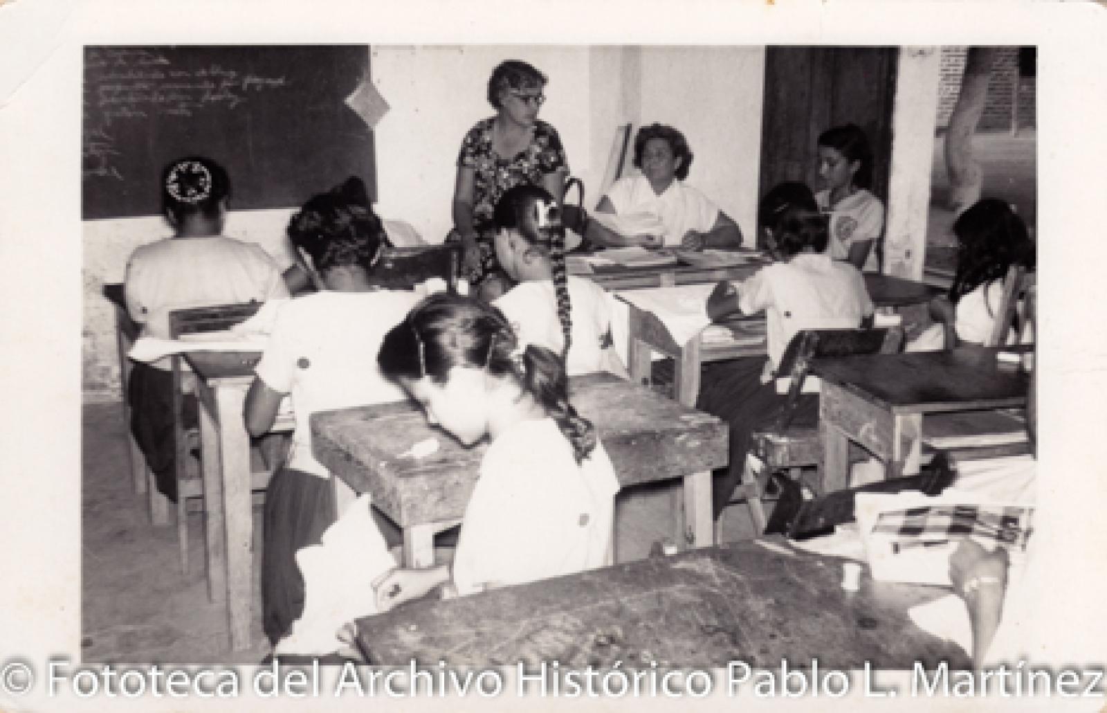 Mujeres que toman clase de costura