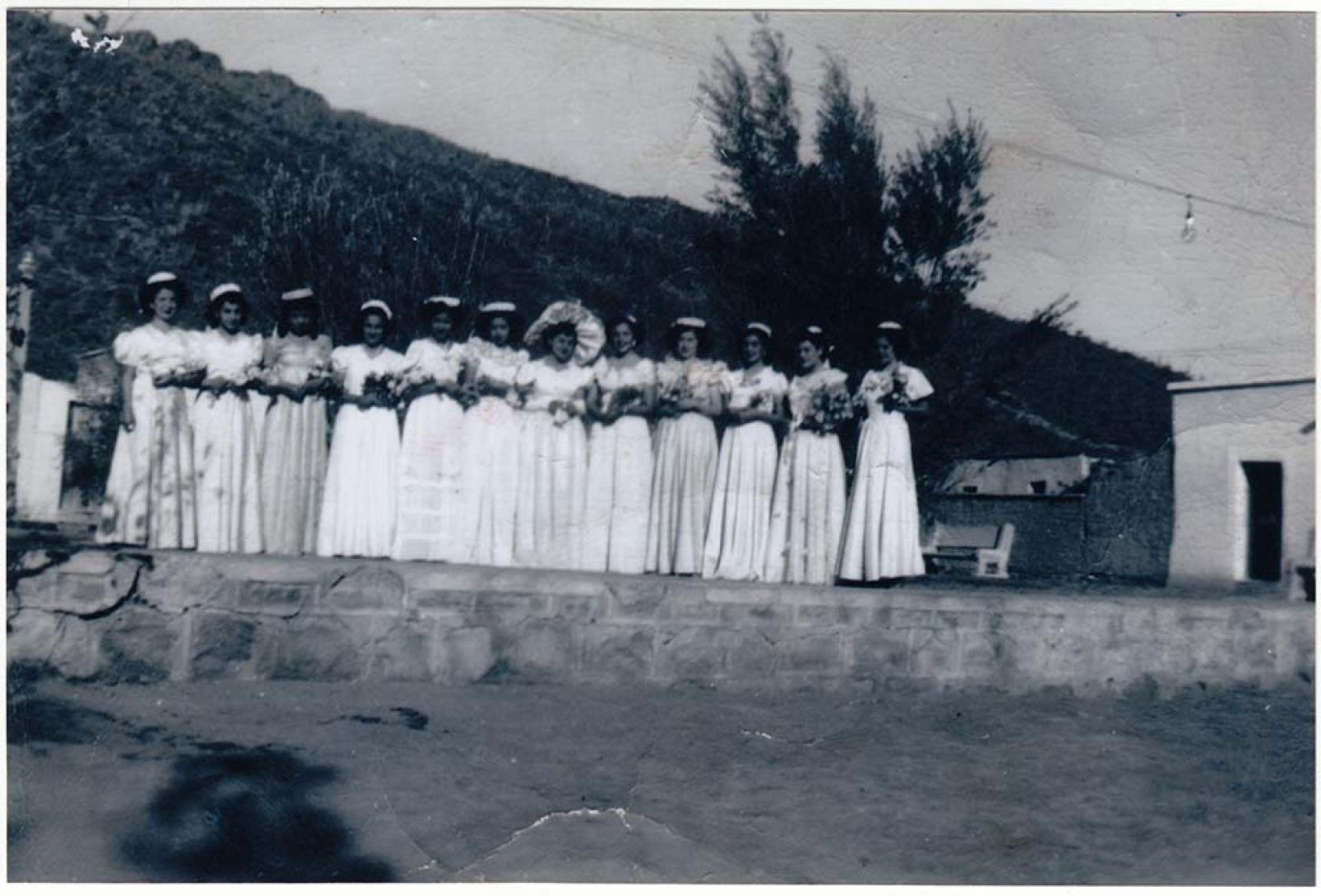 Mujeres que visten de gala.