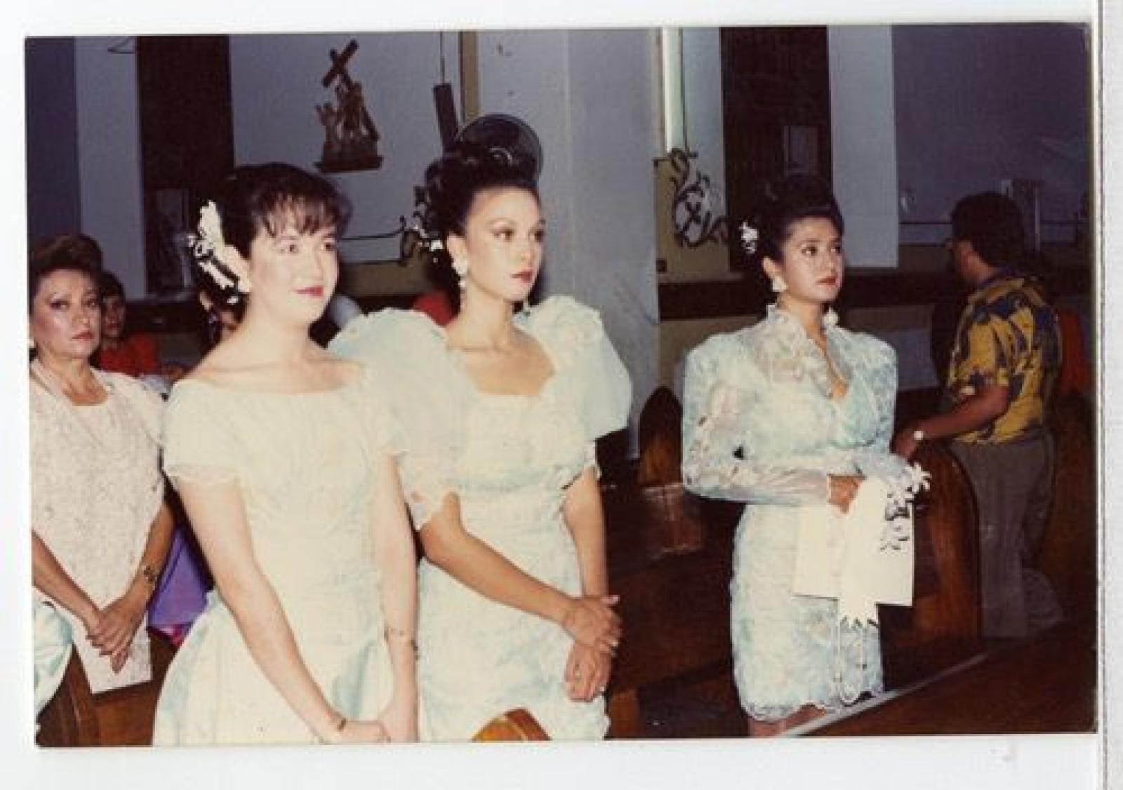 Mujeres que visten elegantes en el interior de la catedral de La Paz, Baja California Sur.