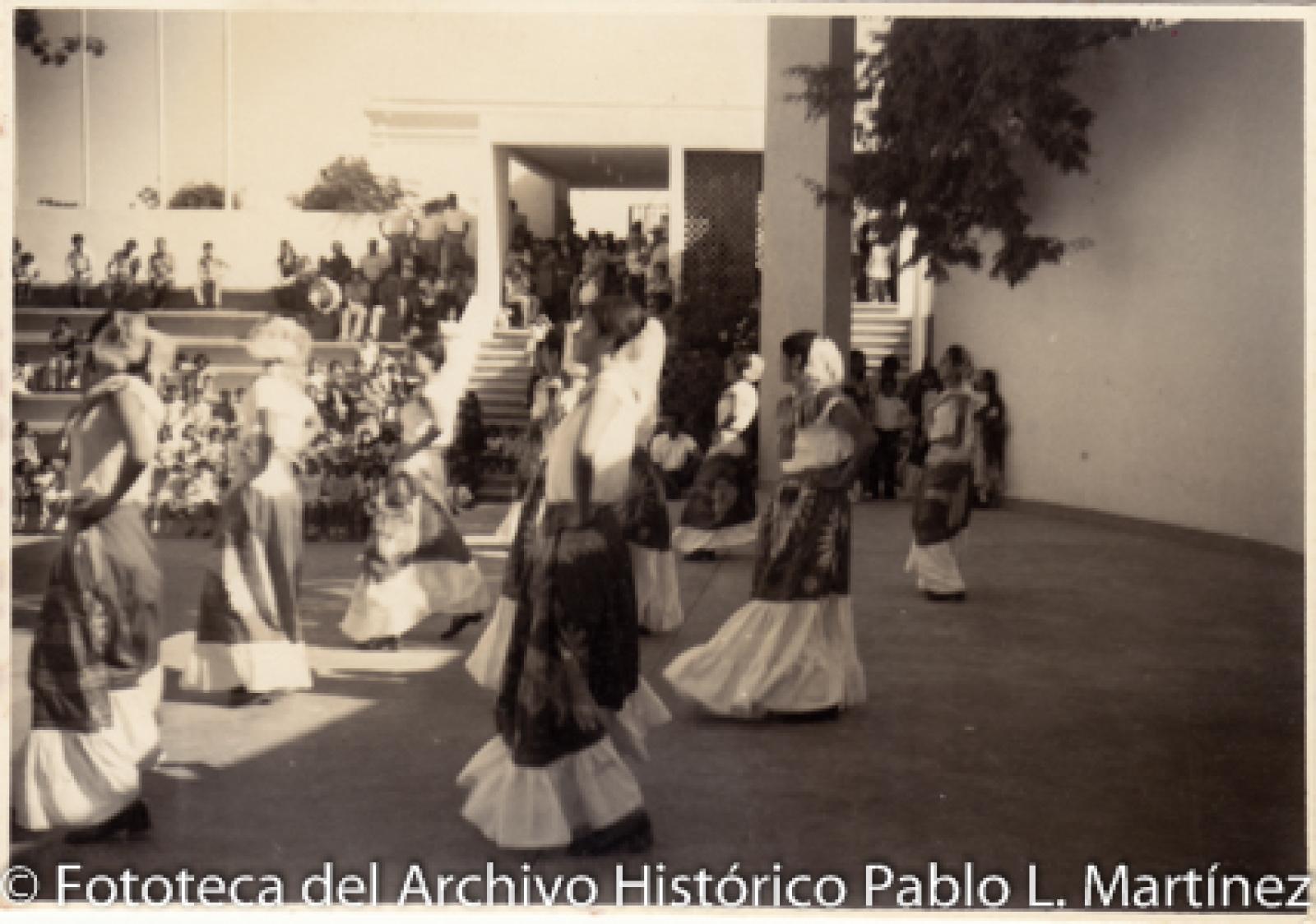 Mujeres que visten traje típico de Baja California Sur.