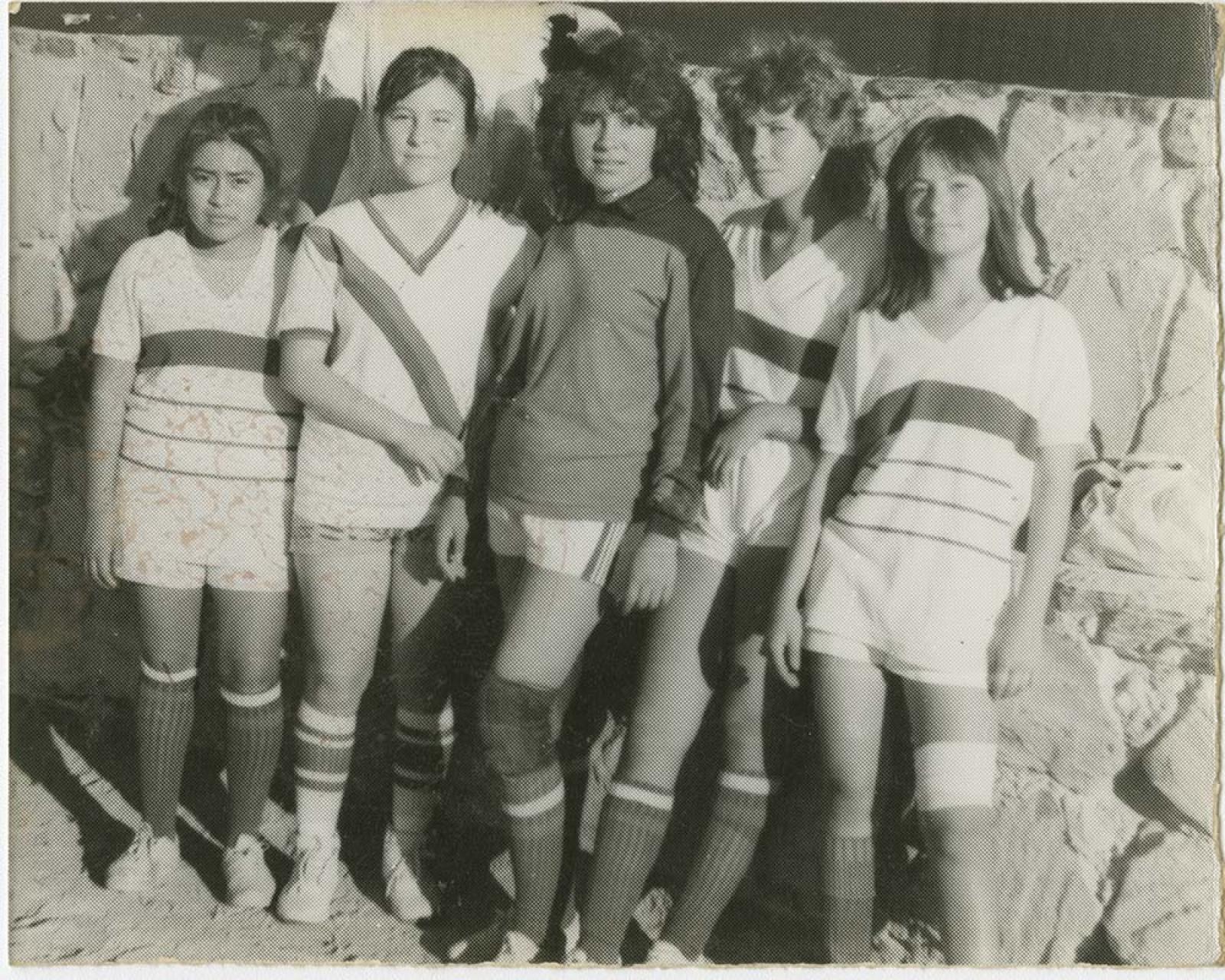 Mujeres que visten uniforme deportivo.