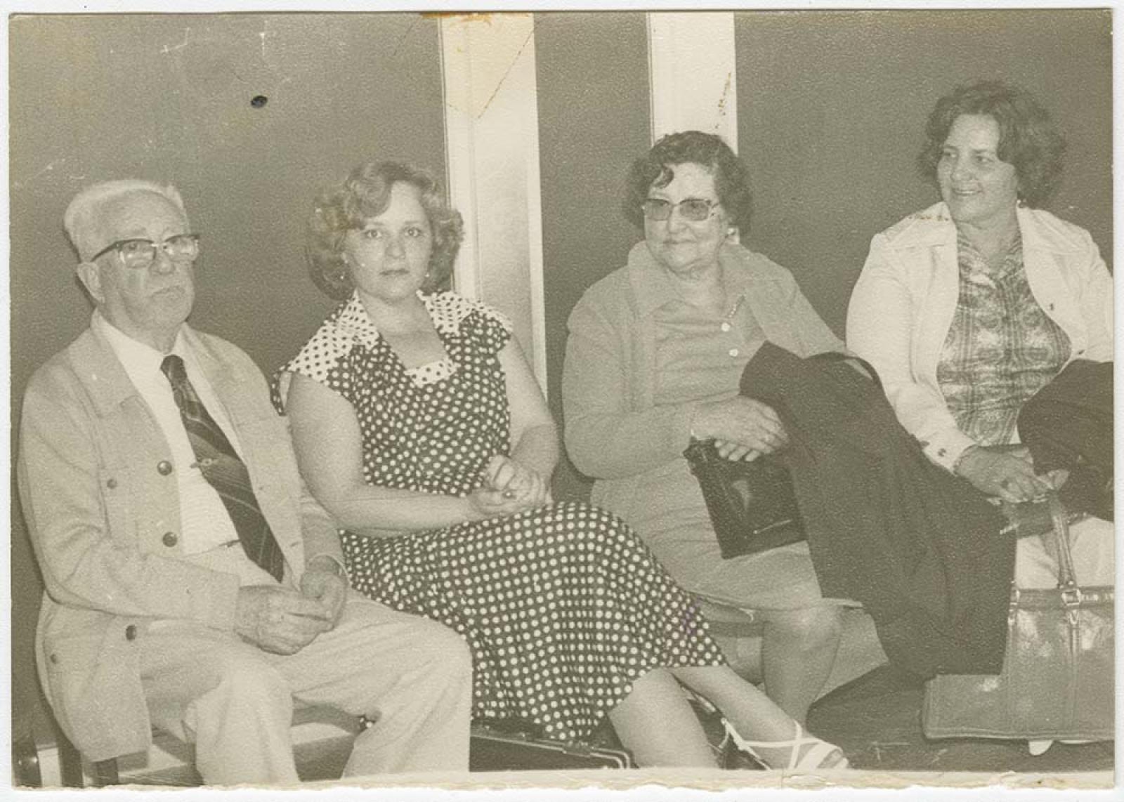 Mujeres y anciano, en aeropuerto.