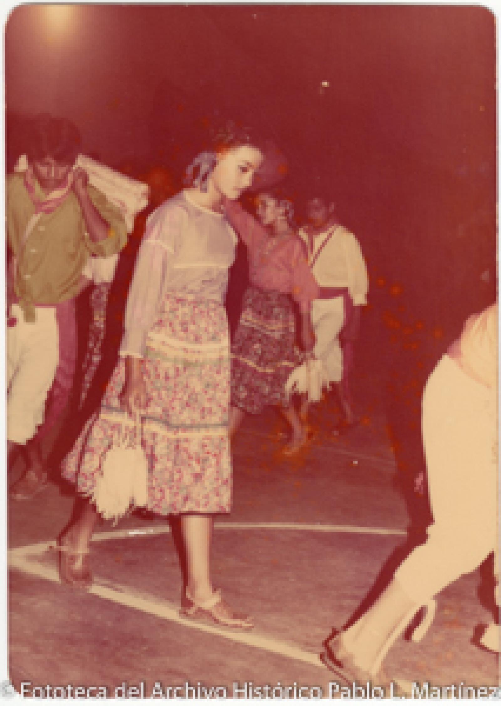 Mujeres y hombre con vestuario folklórico.