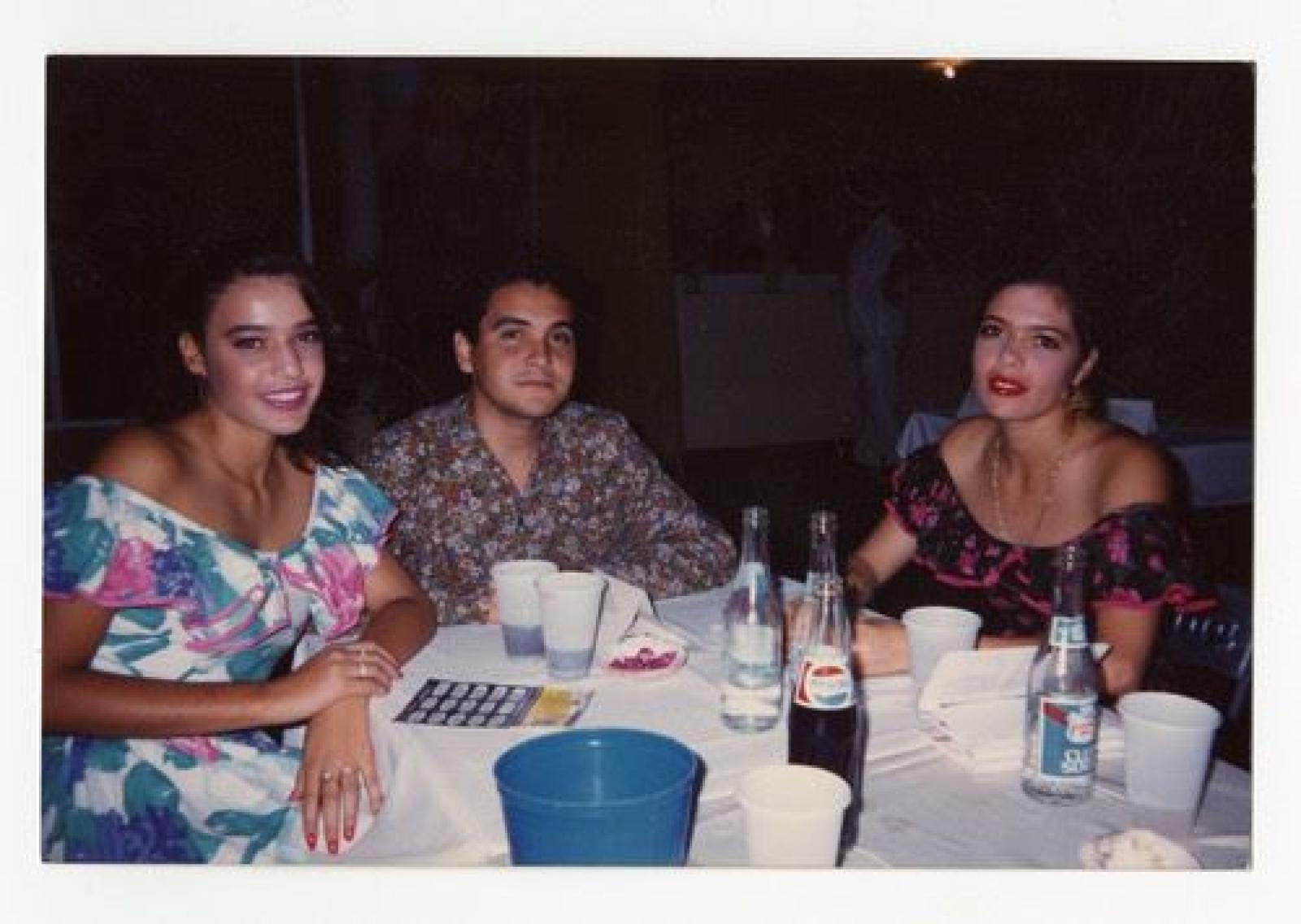 Mujeres y hombre en convivio, retrato de grupo.