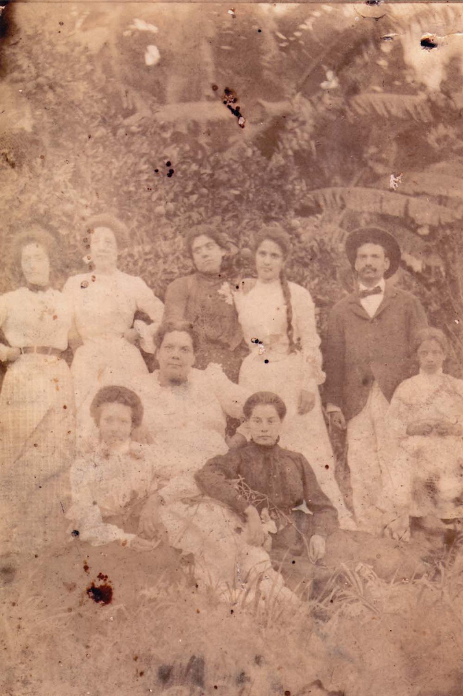 Mujeres y hombre en el campo, retrato de grupo.