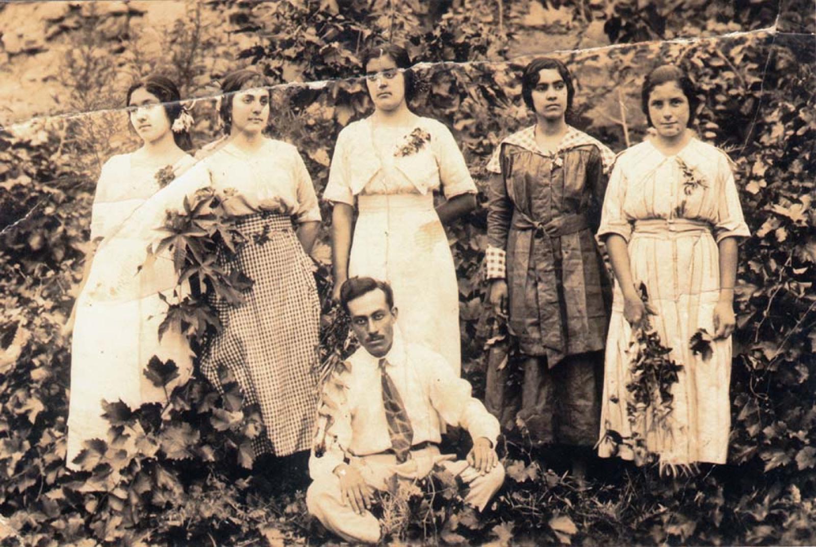 Mujeres y hombre en el campo.