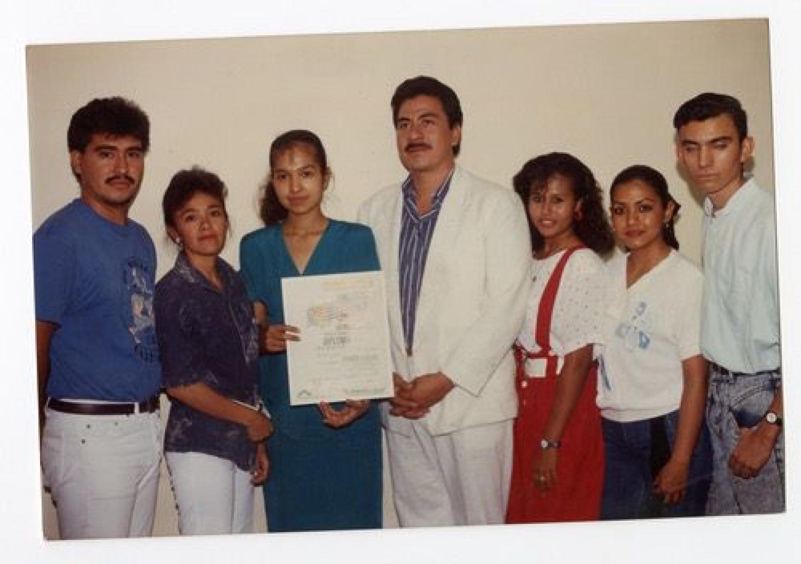 Mujeres y hombre en evento de reconocimiento, retrato de grupo.