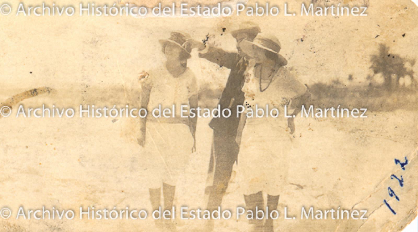 Mujeres y hombre en la playa.