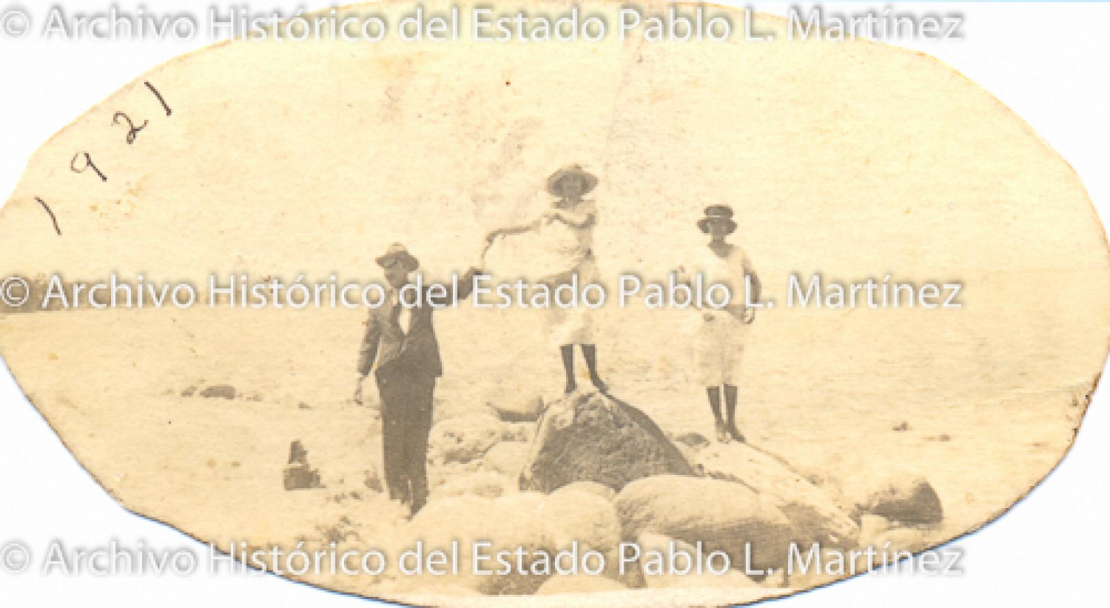 Mujeres y hombre en la playa.