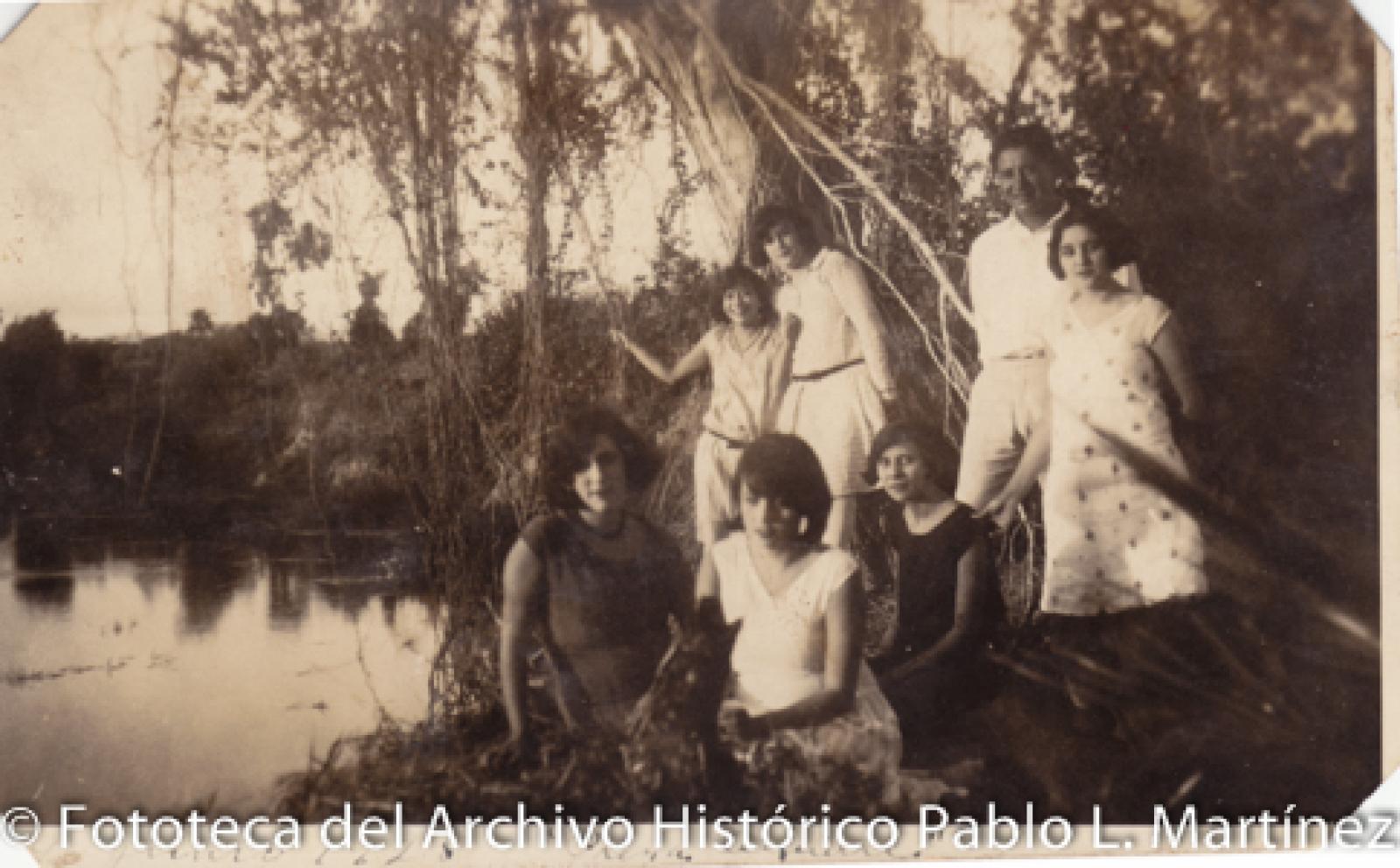 Mujeres y hombre en la presa "Aguirre".