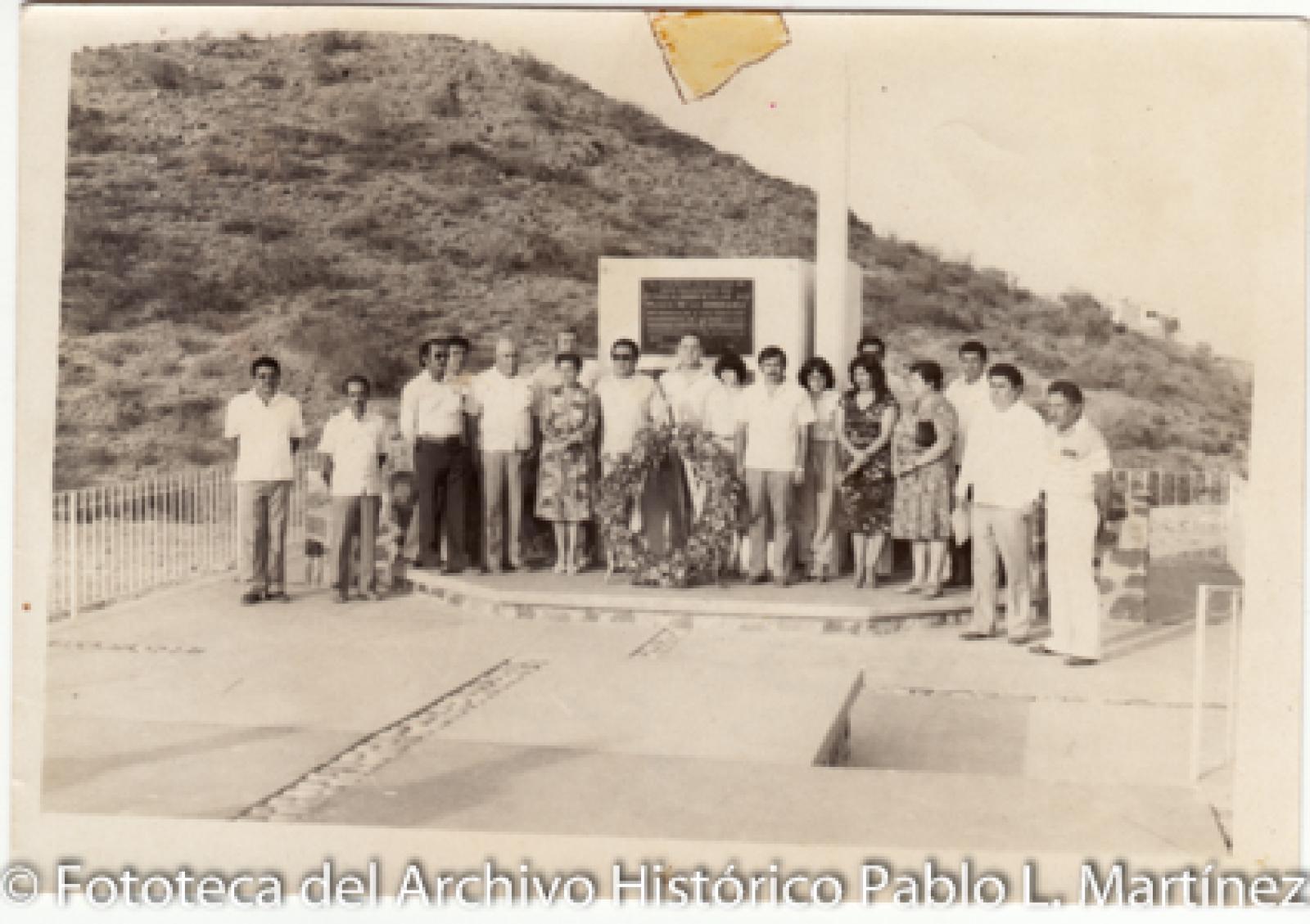 Mujeres y hombre en Plaza de la Soberanía, Mulegé.