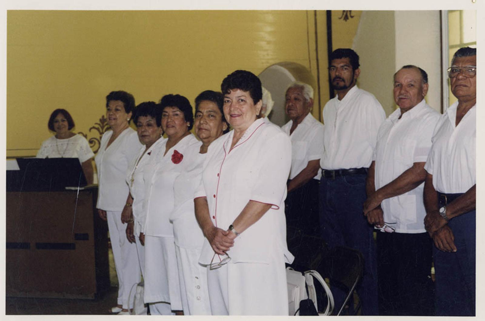 Mujeres y hombres de coro musical, retrato de grupo.
