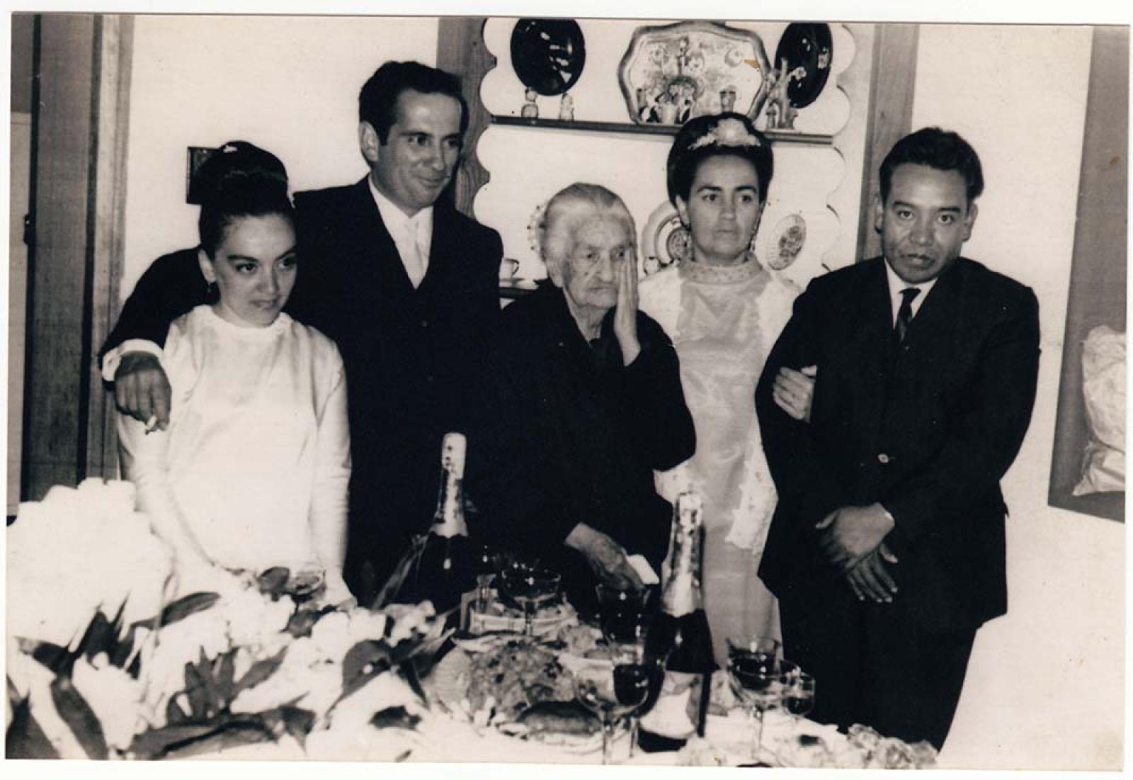 Mujeres y hombres en banquete.