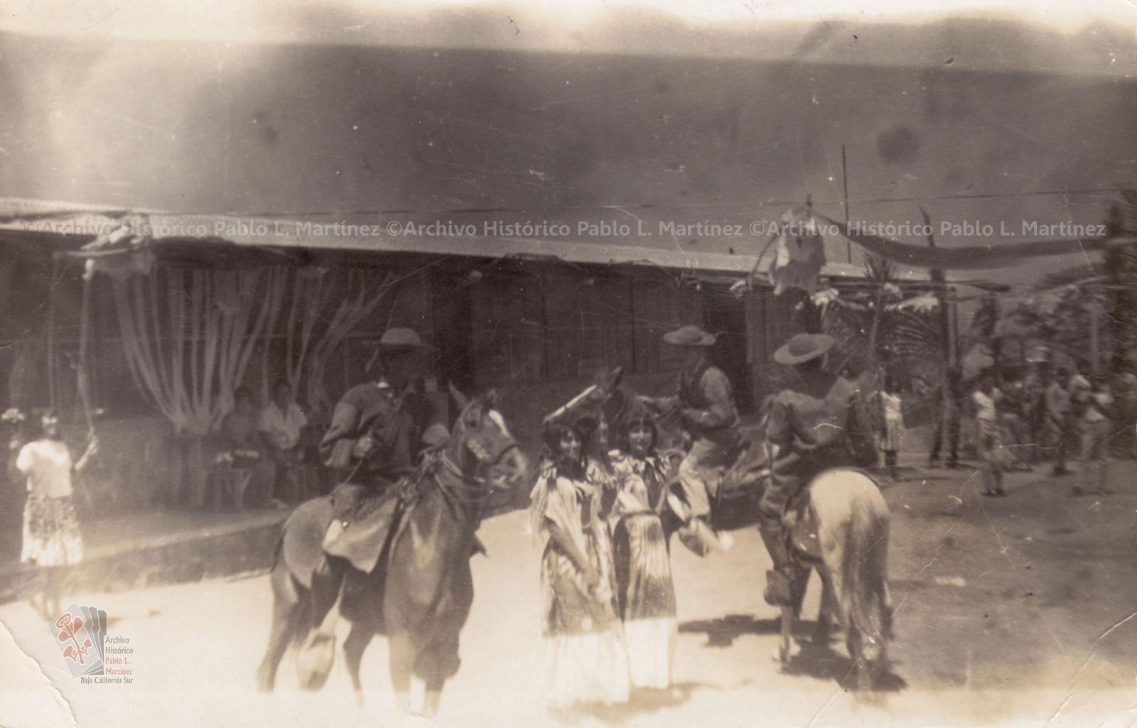Mujeres y hombres que danzan portando los trajes típicos de Baja California Sur