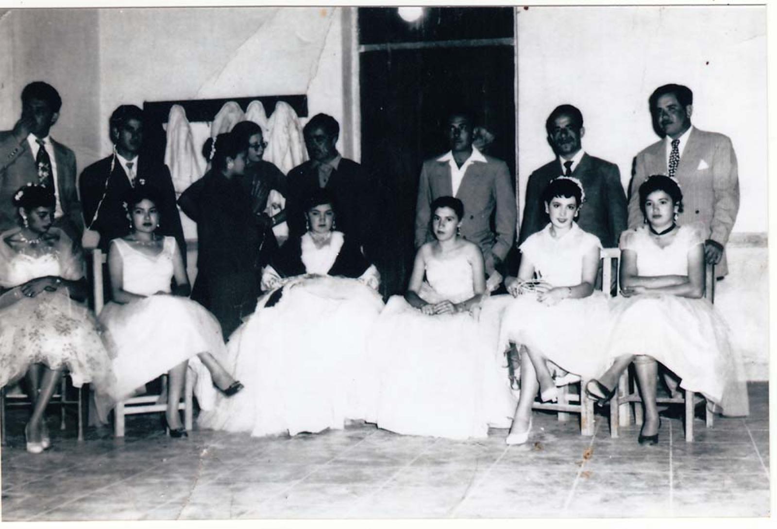 Mujeres y hombres que visten de gala, retrato.