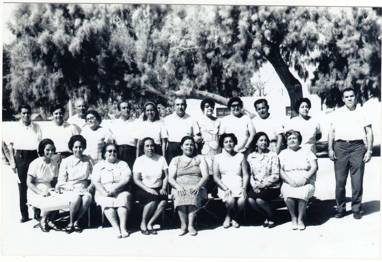 Mujeres y hombres, retrato de grupo.