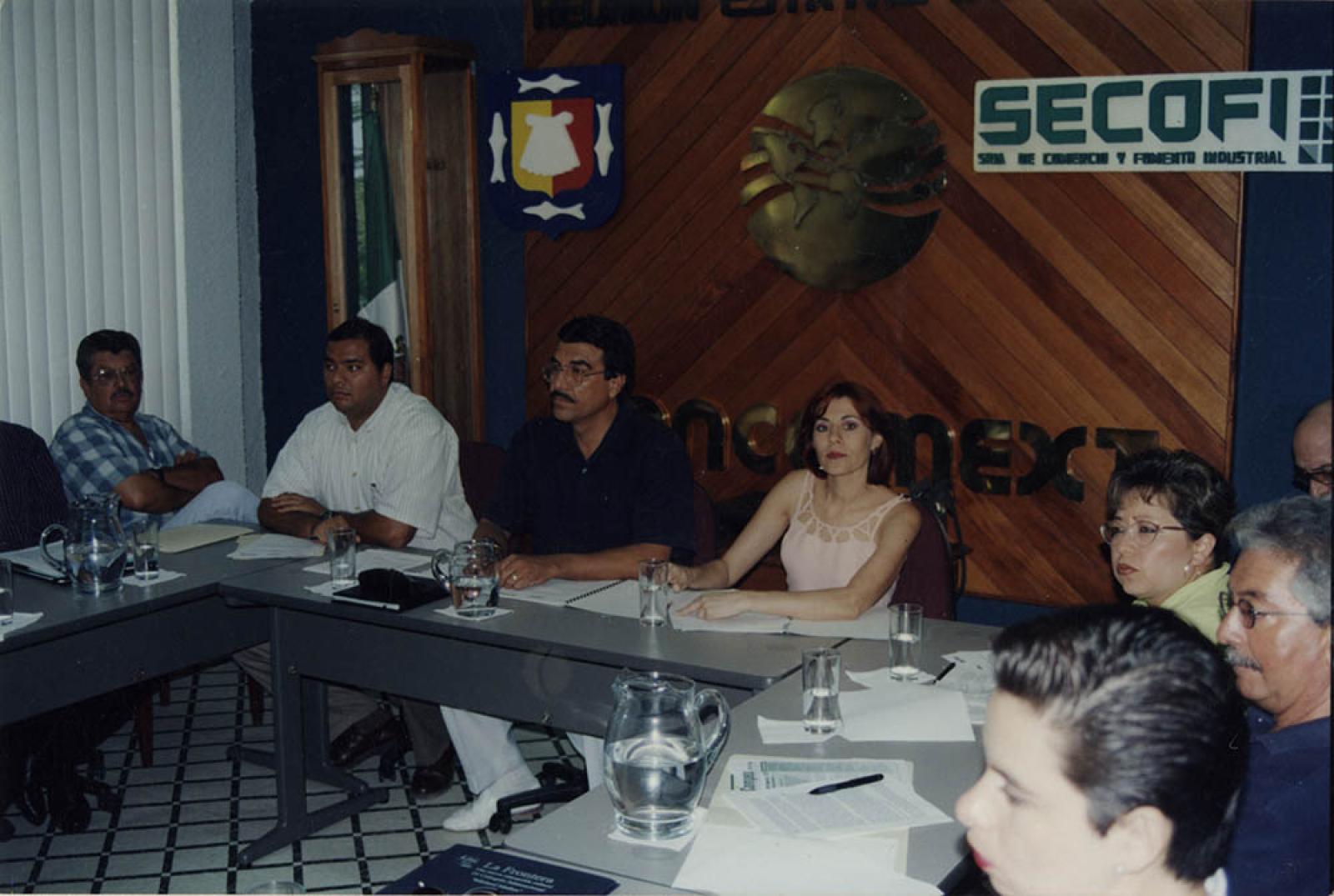 Mujeres y hombres reunidos.