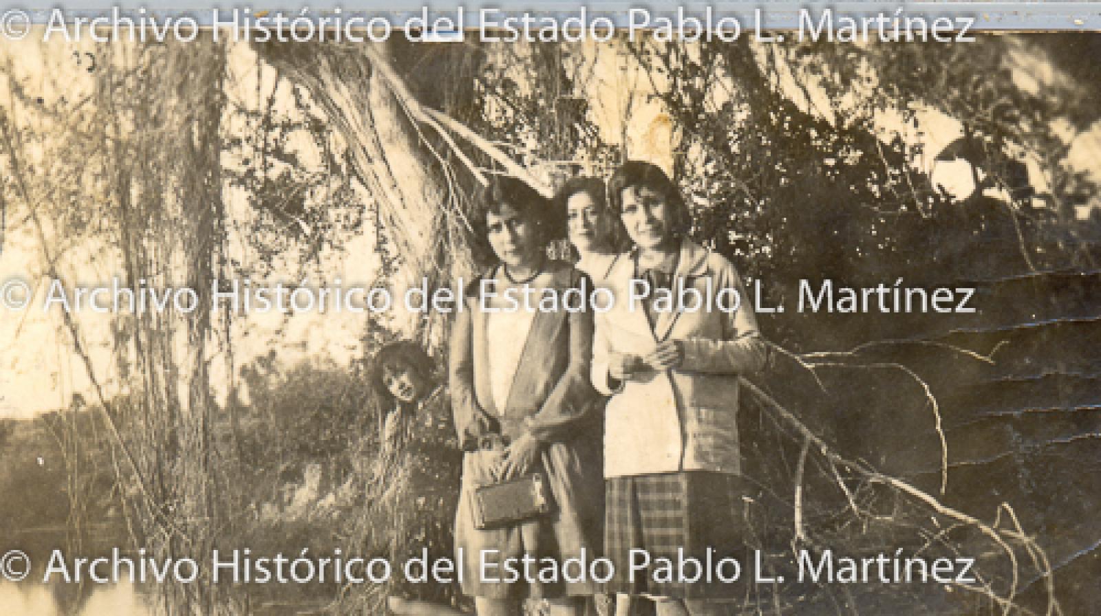 Mujeres y niña en el campo.