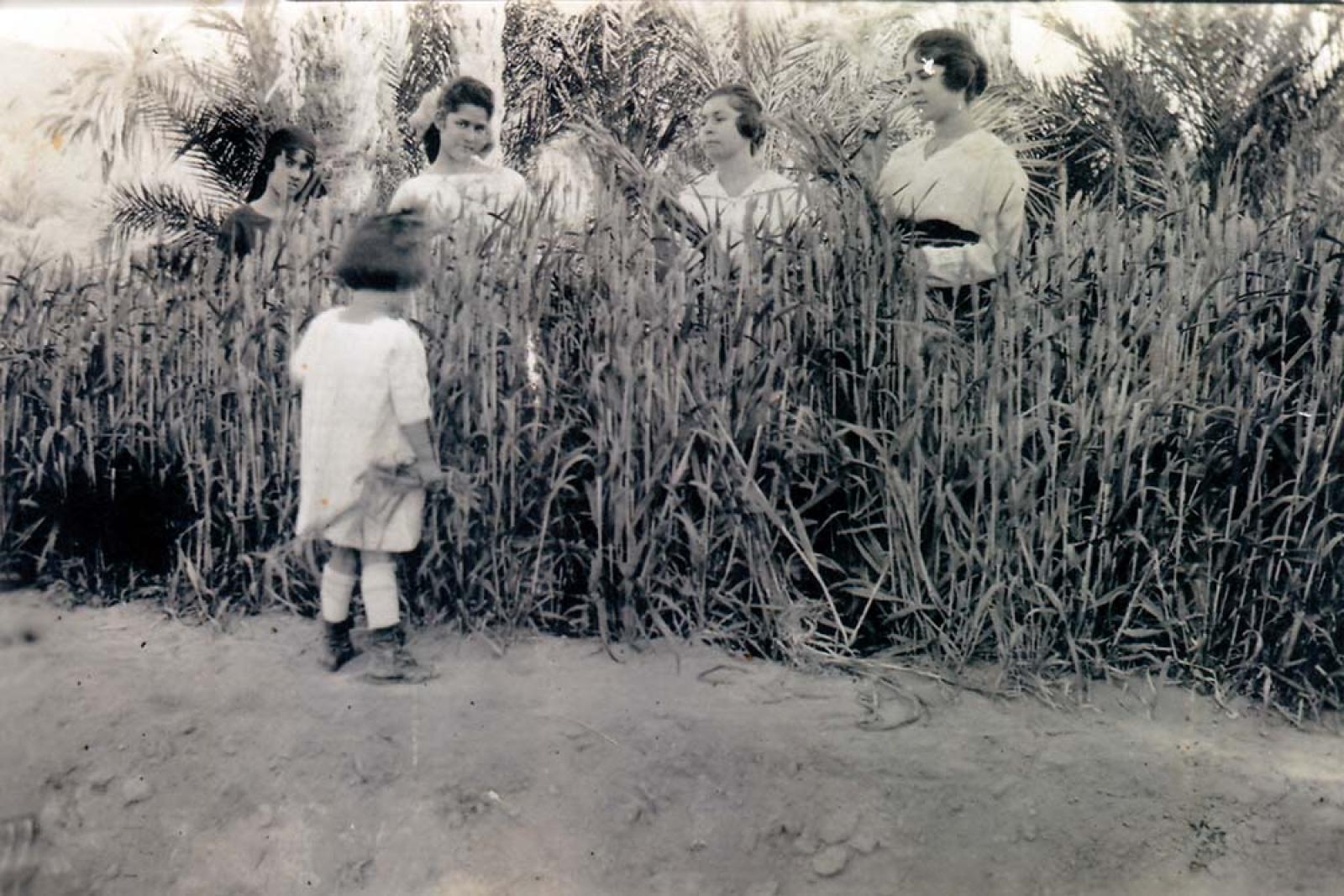 Mujeres y niña en el campo.