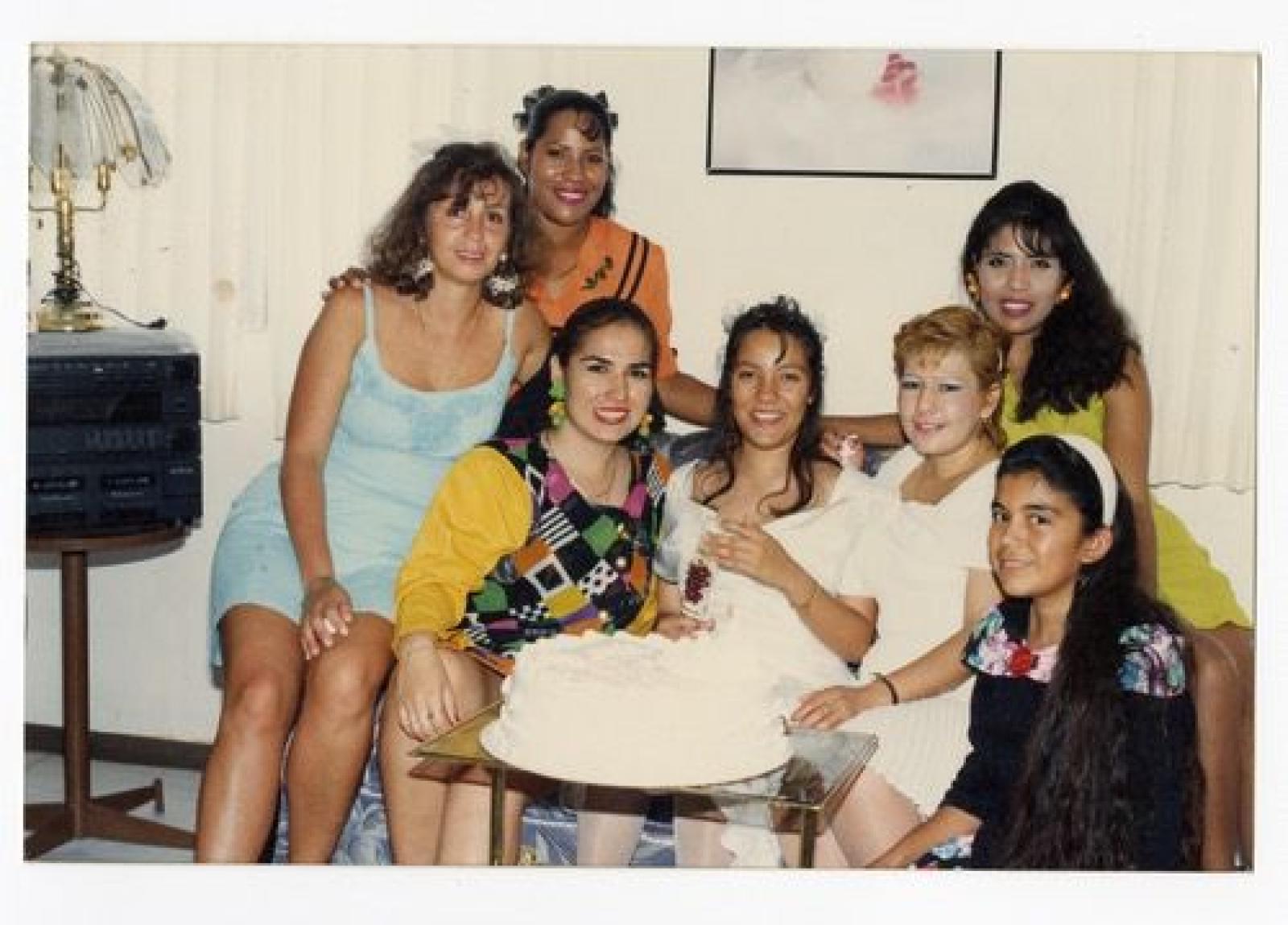 Mujeres y niña en festejo, retrato de grupo.