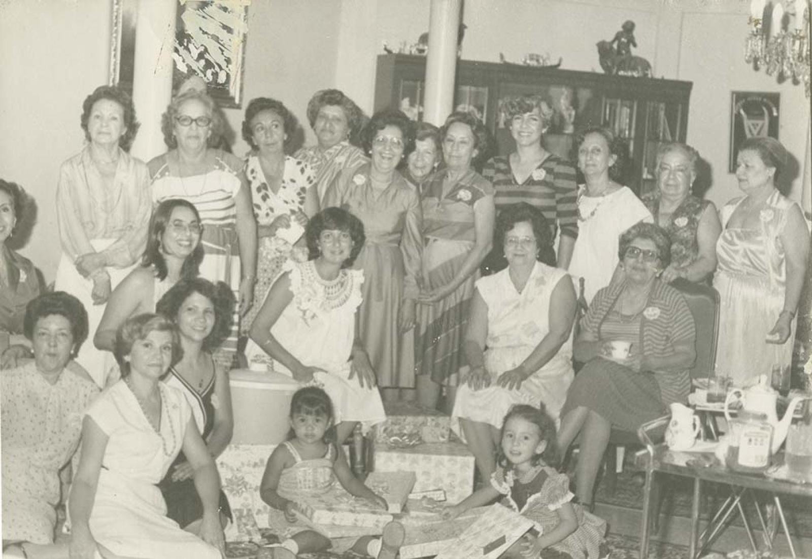 Mujeres y niñas, en fiesta.