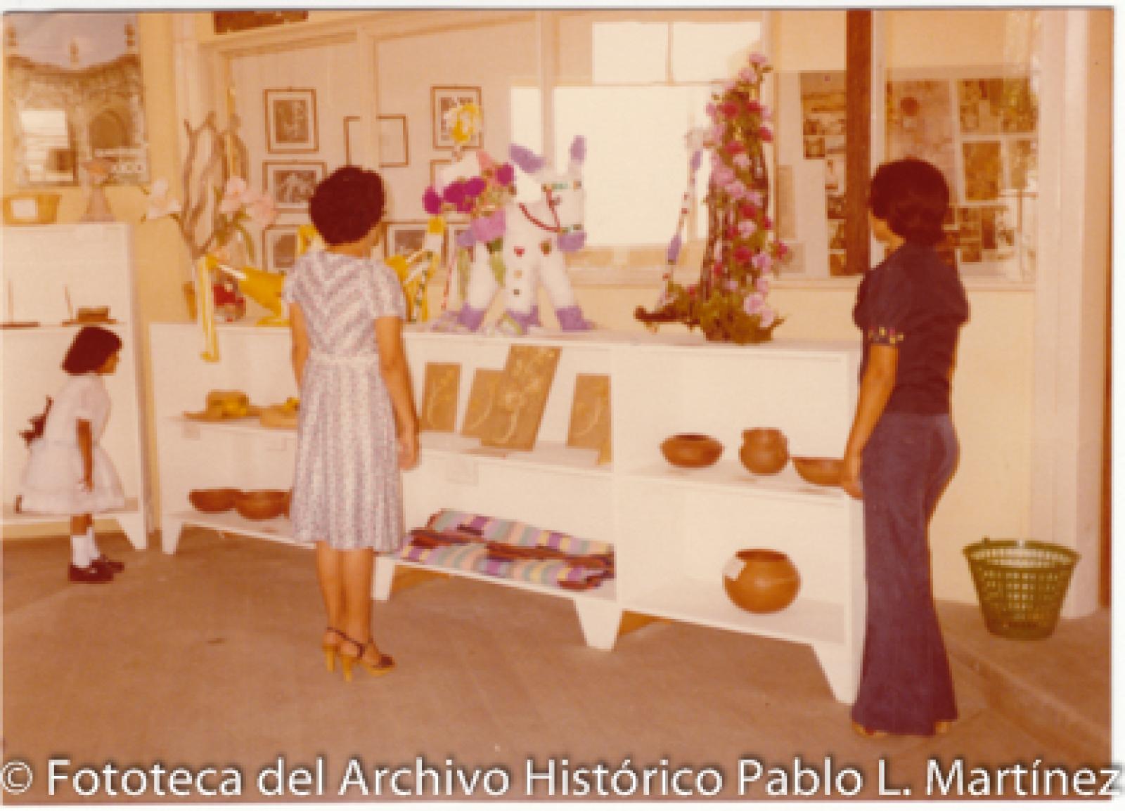 Mujeres y niñas en museo regional de artesanías