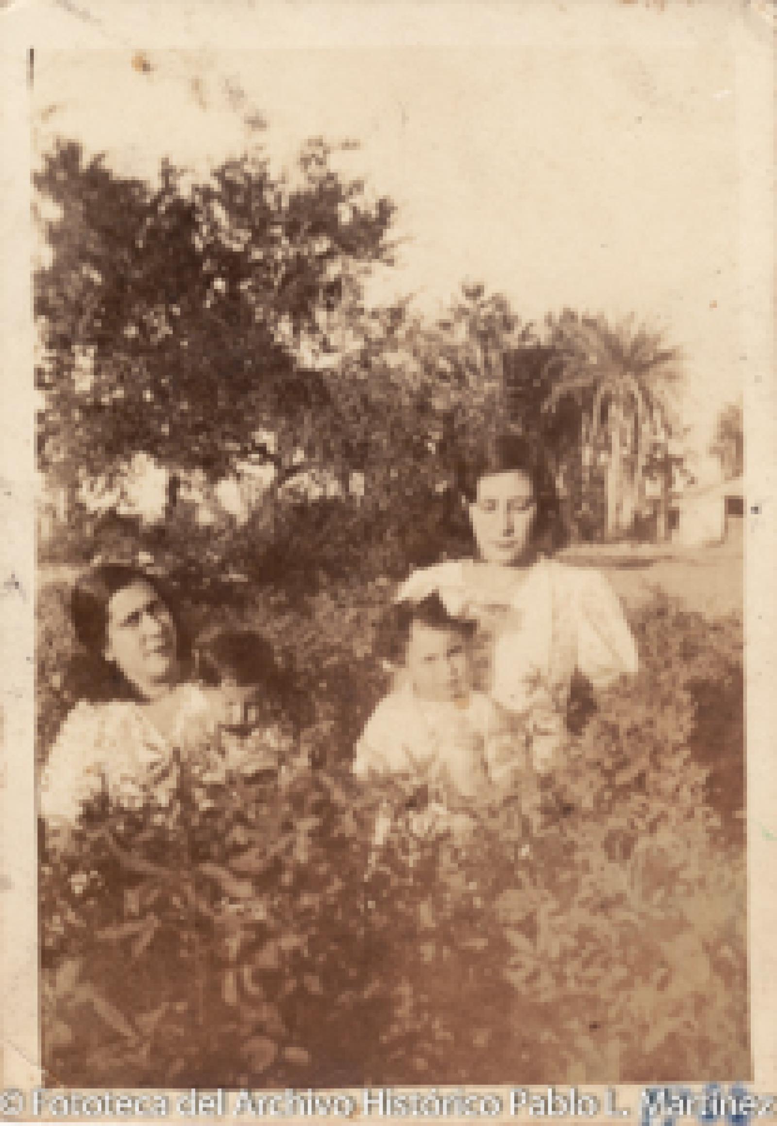 Mujeres y niños en el campo.