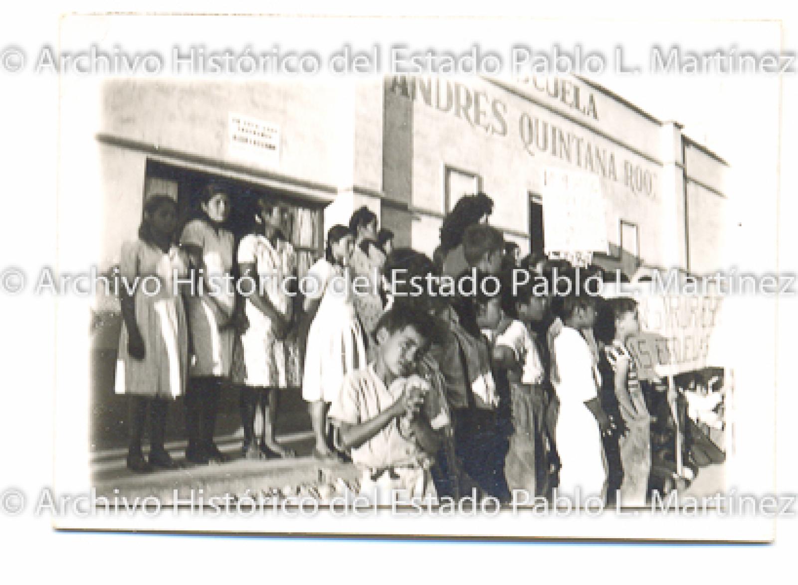 Mujeres y niños frente a escuela “Andres Quintana Roo”.