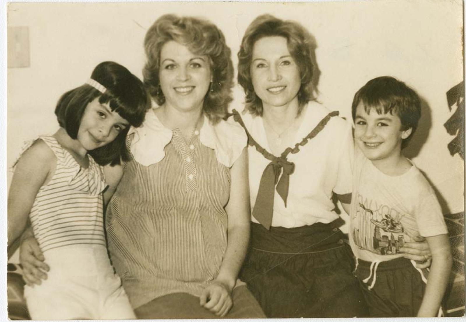 Mujeres y niños.