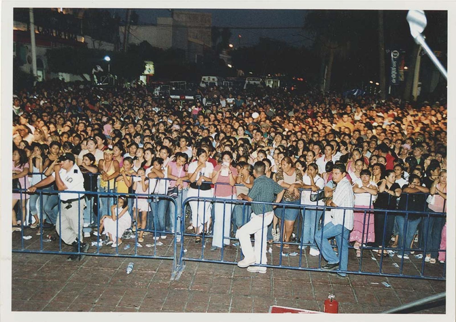 Multitud aprecia concierto, en malecón.