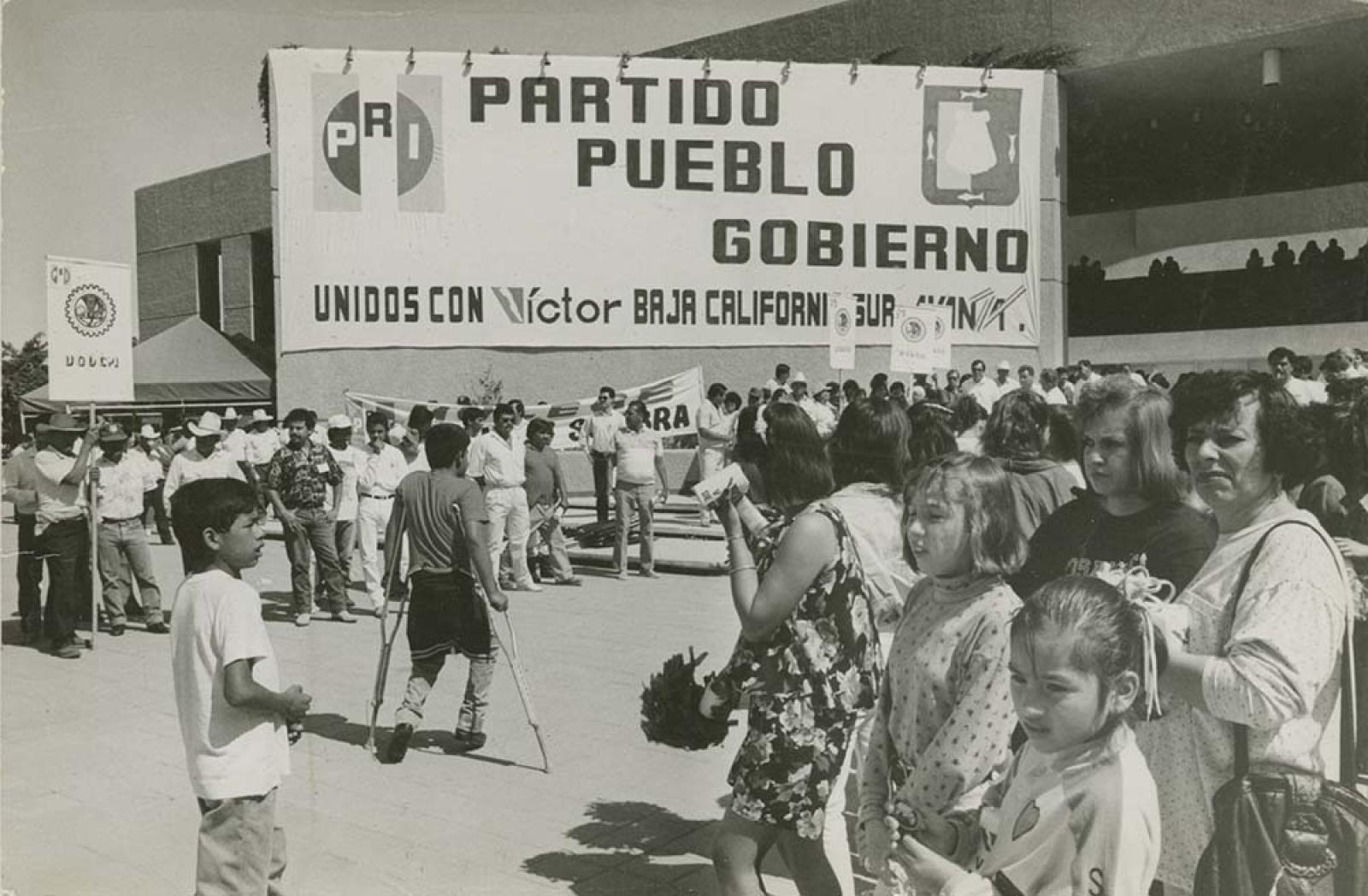 Multitud en el exterior del Teatro de la Ciudad.