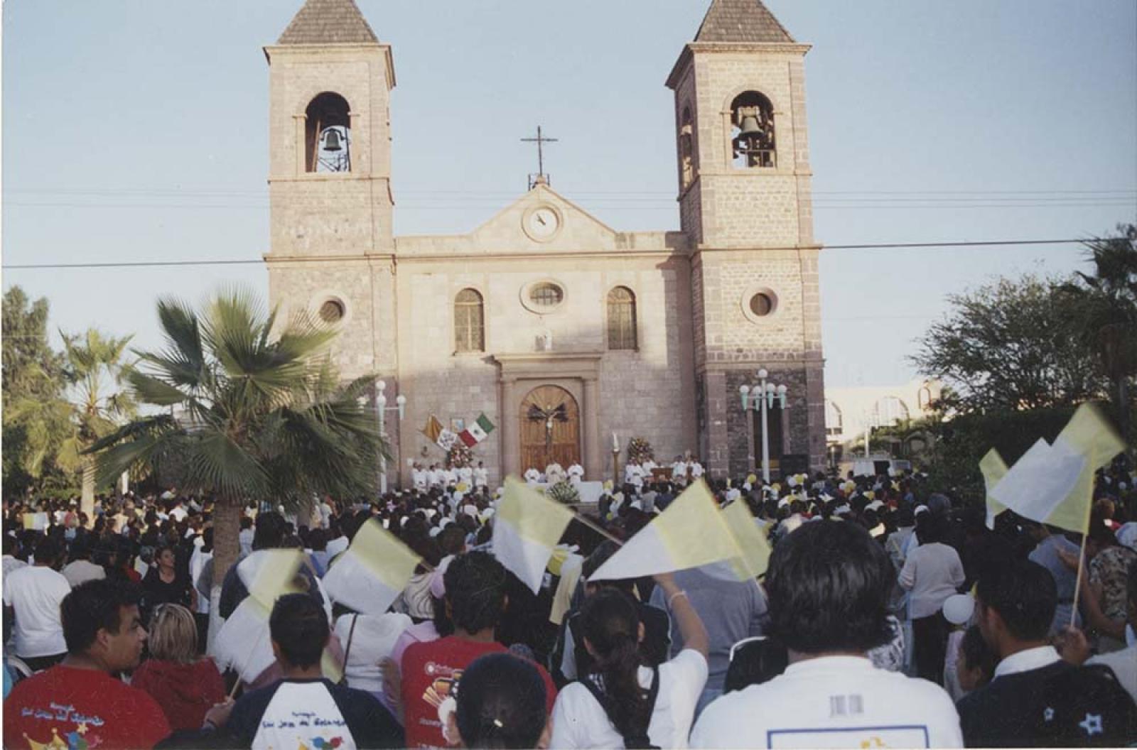 Multitud en la catedral de La Paz.