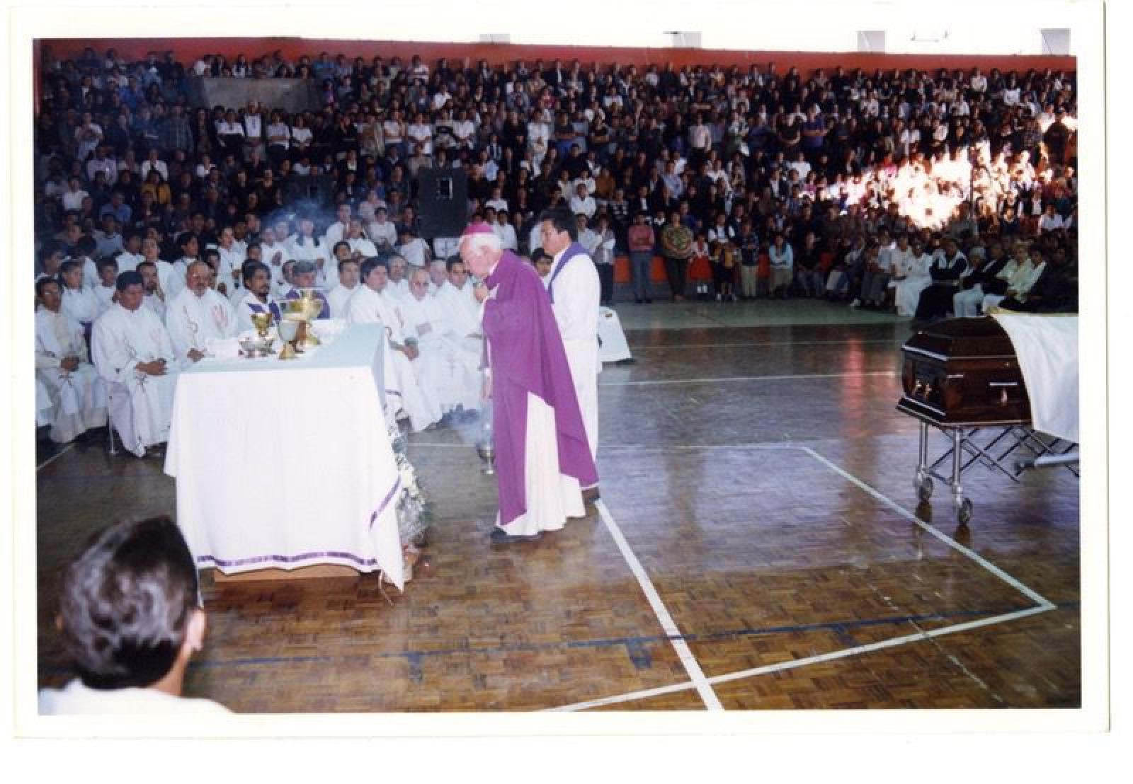 Multitud en sepelio religioso.