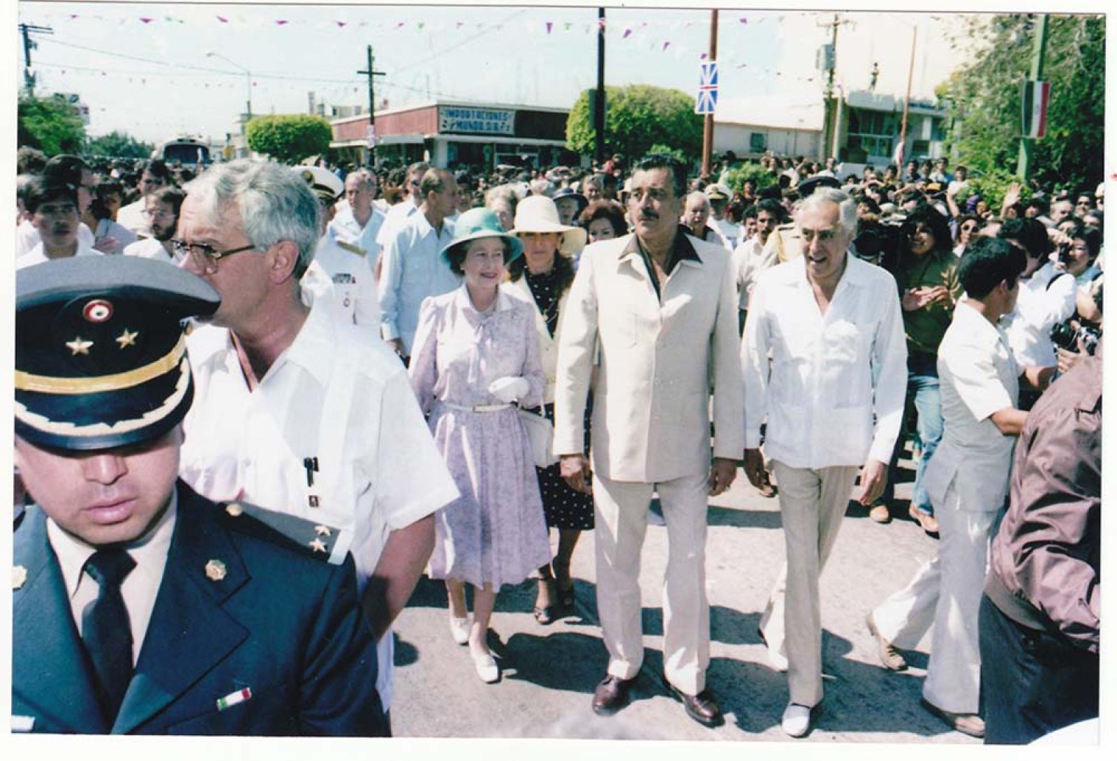 Multitud sigue recorrido de Isabel II y Alberto Andrés Alvarado.