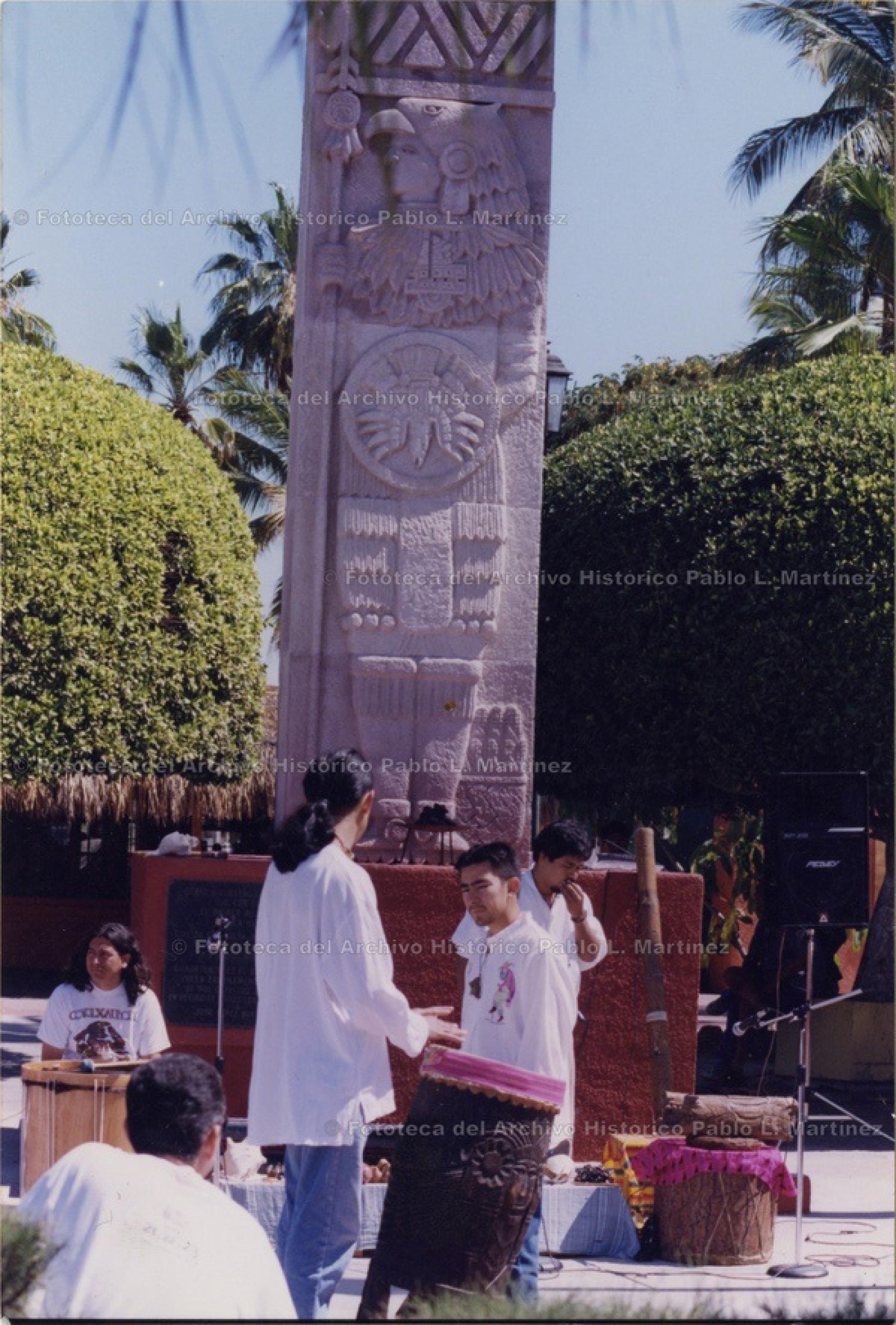 Músicos con instrumentos de percusiones frente al monumento a Cuauhtémoc, La Paz.