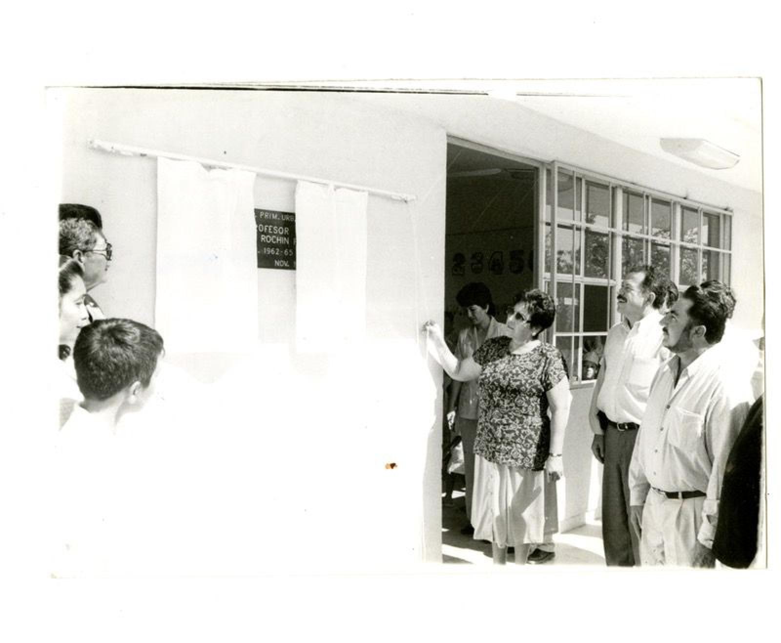 Narciso Agúndez Montaño en inauguración de placa conmemorativa en escuela primaria.