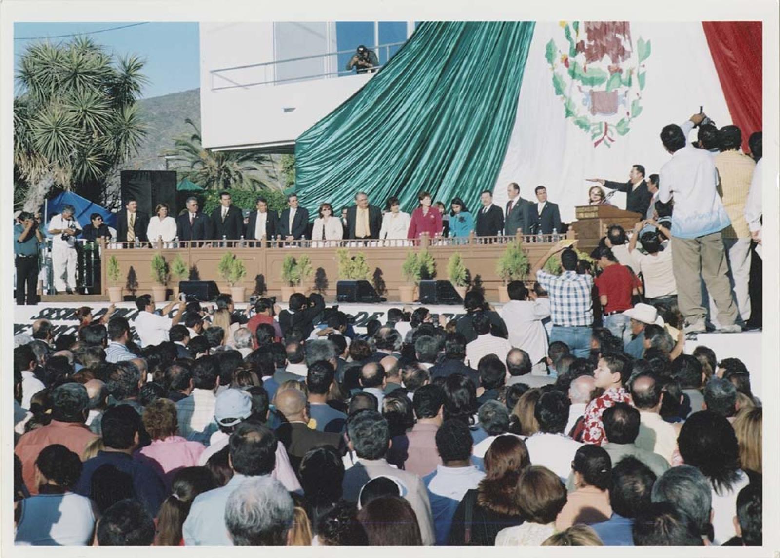 Narciso Agúndez y funcionarios públicos en acto público.