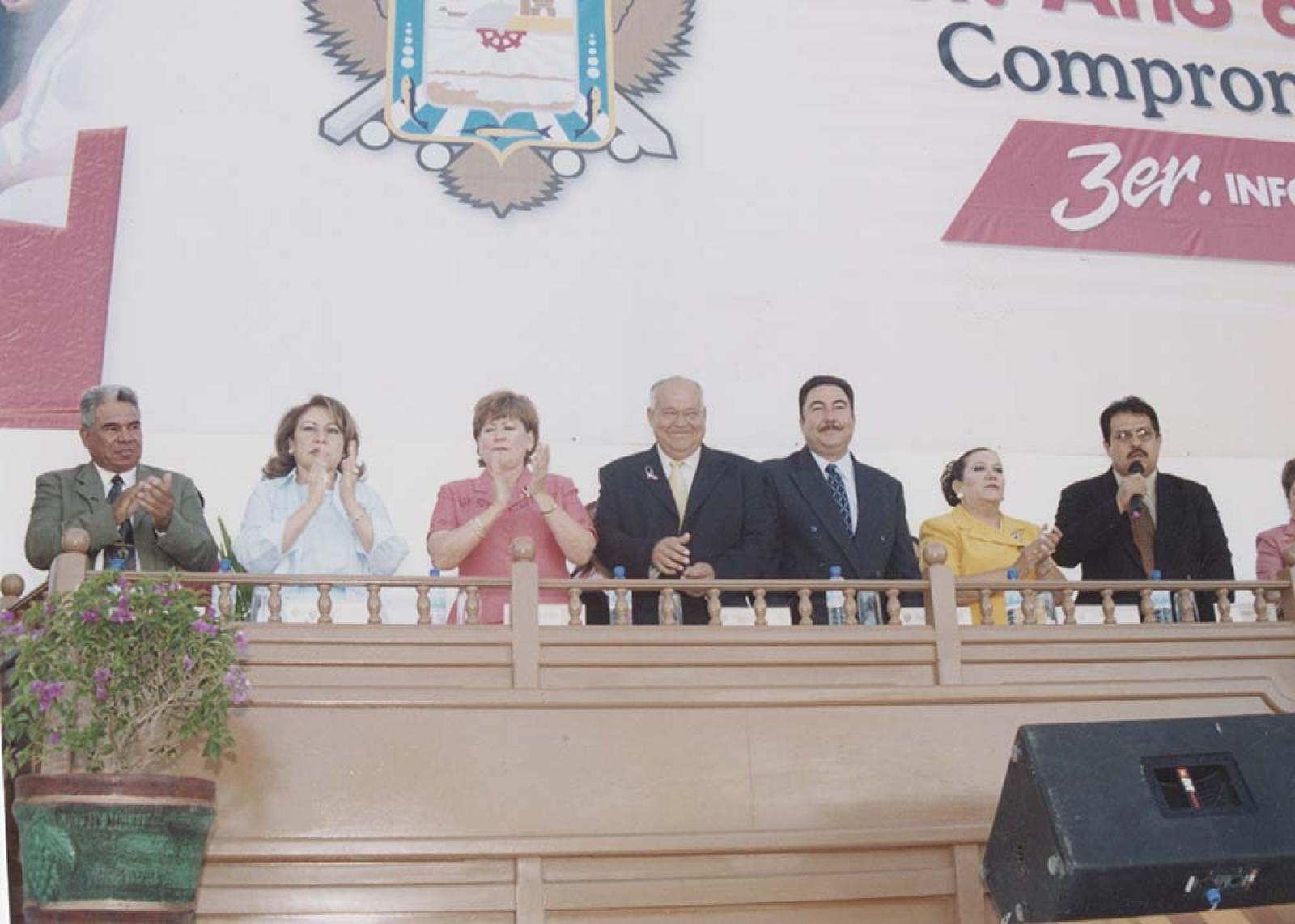 Narciso Agúndez y funcionarios públicos.