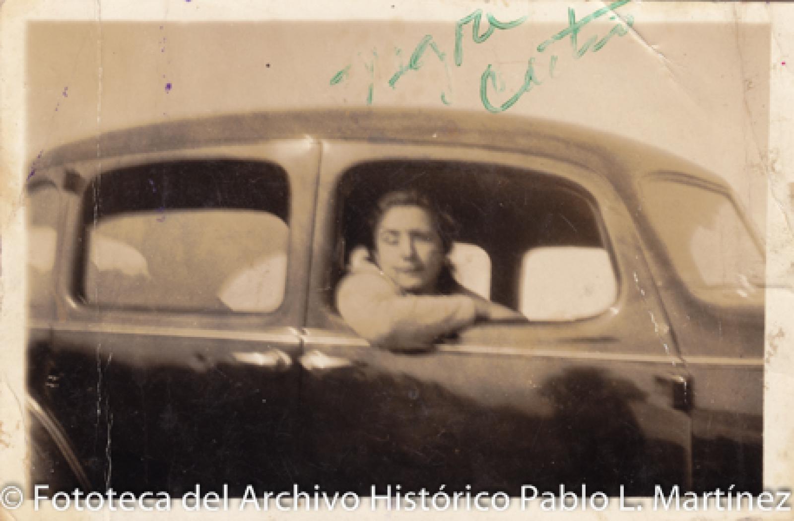 Negra Castro dentro del automóvil, retrato.